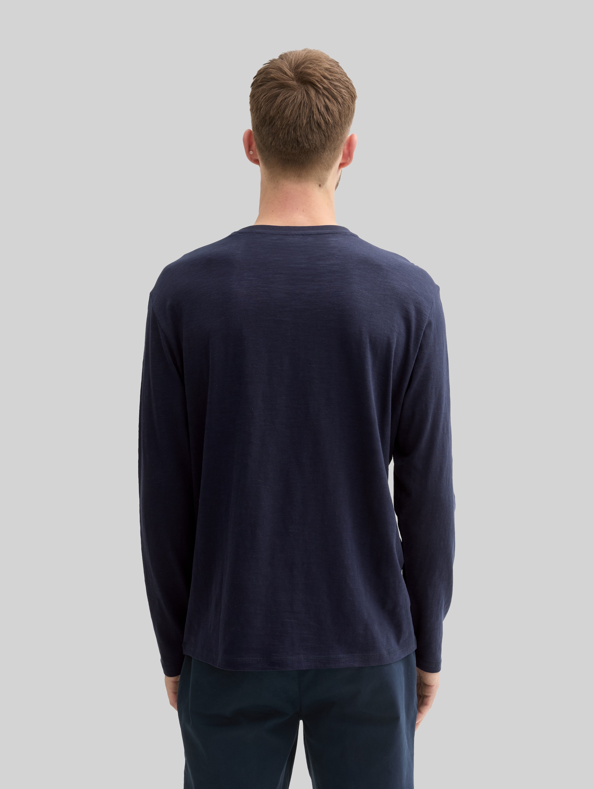 Henley Langarmshirt aus Baumwolle - Knitted Navy - Auschnitt Model-Rückansicht
