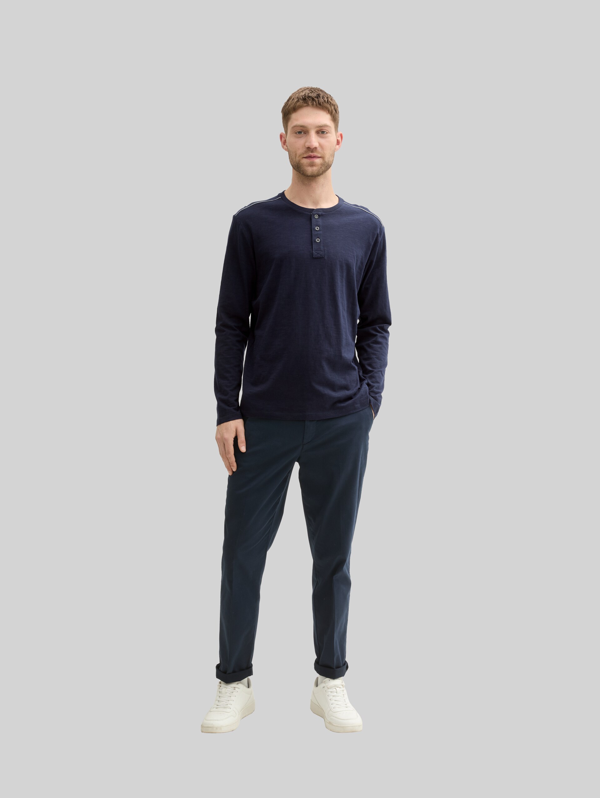 Henley Langarmshirt aus Baumwolle - Knitted Navy - Model-Vorderansicht