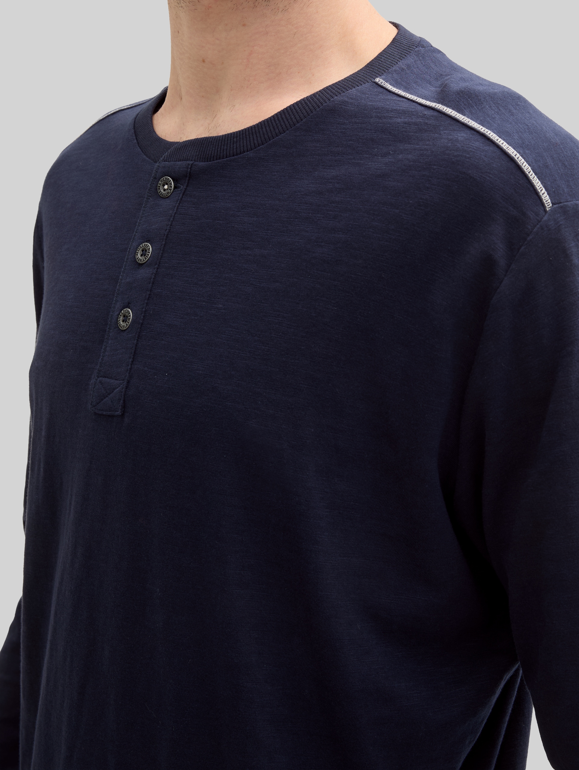 Henley Langarmshirt aus Baumwolle - Knitted Navy - Detail-Model-Ansicht