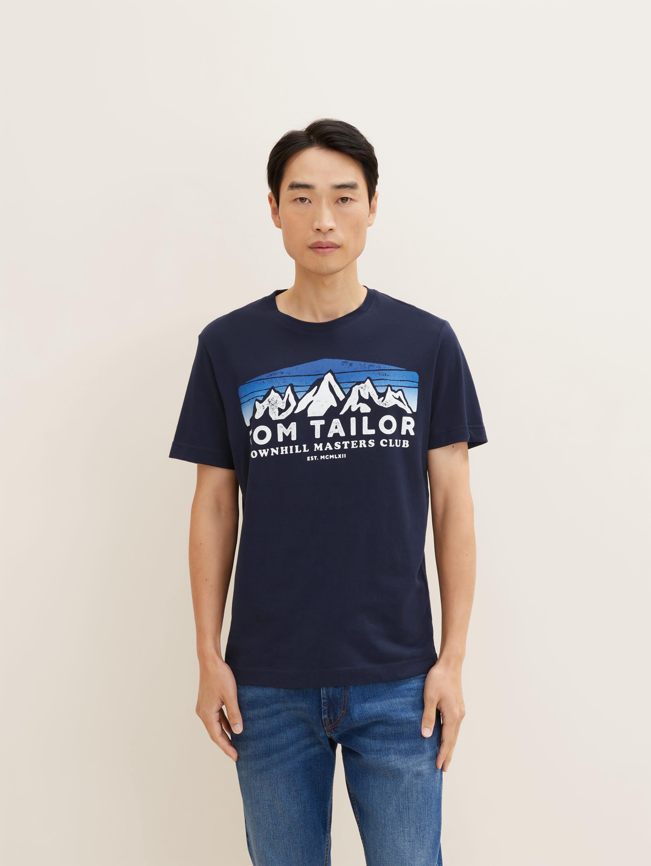 T-Shirt mit Motivprint - sky captain blue - Ausschnitt Model-Vorderansicht