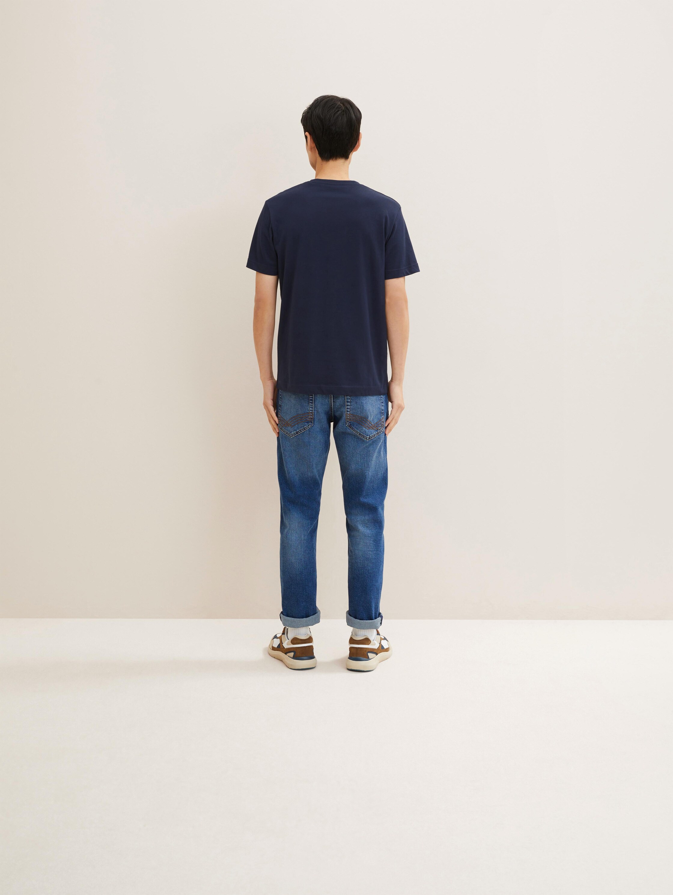 T-Shirt mit Motivprint - sky captain blue - Auschnitt Model-Rückansicht