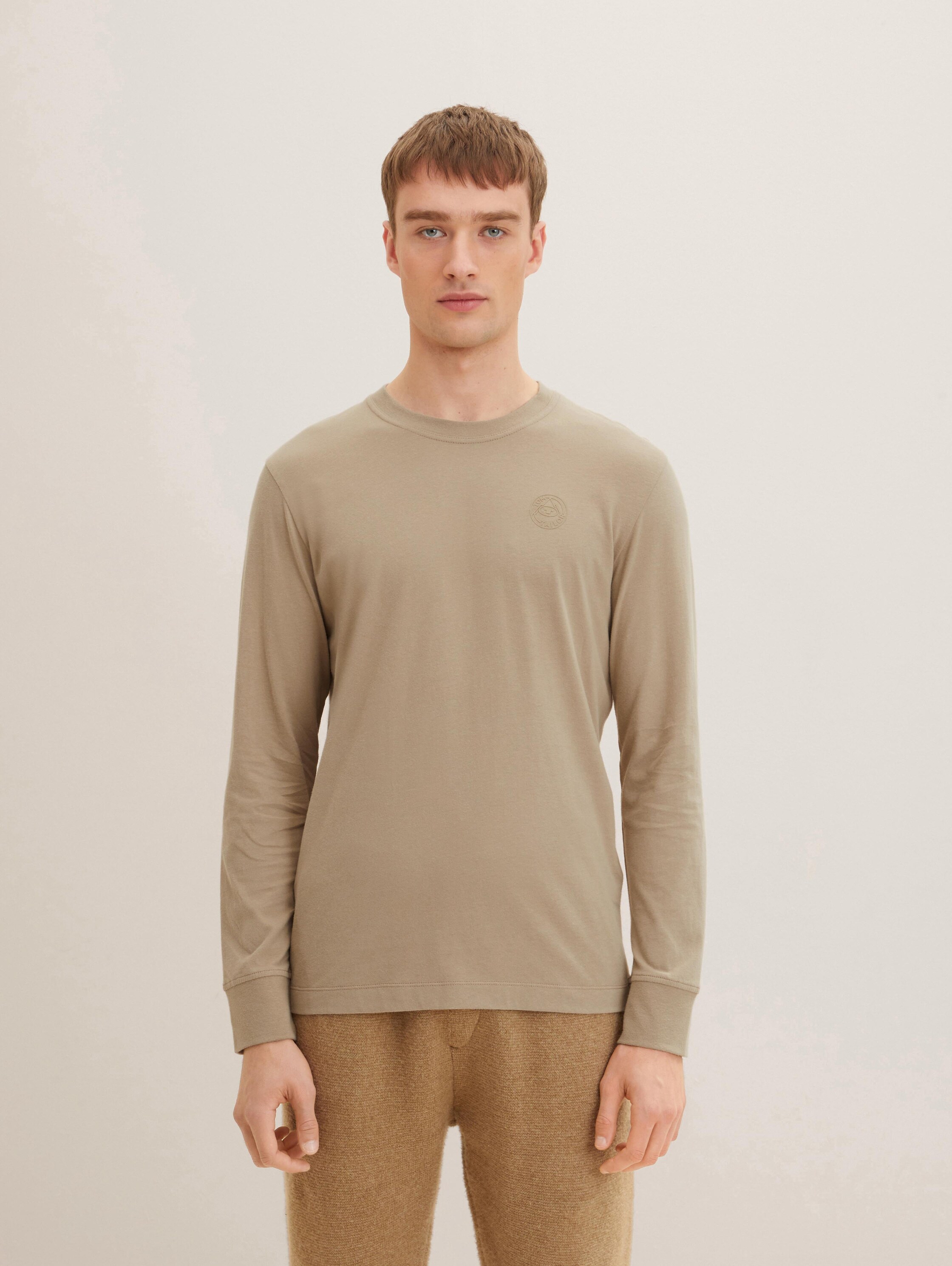Langarmshirt mit Logo-Print - Quarry Beige - Ausschnitt Model-Vorderansicht
