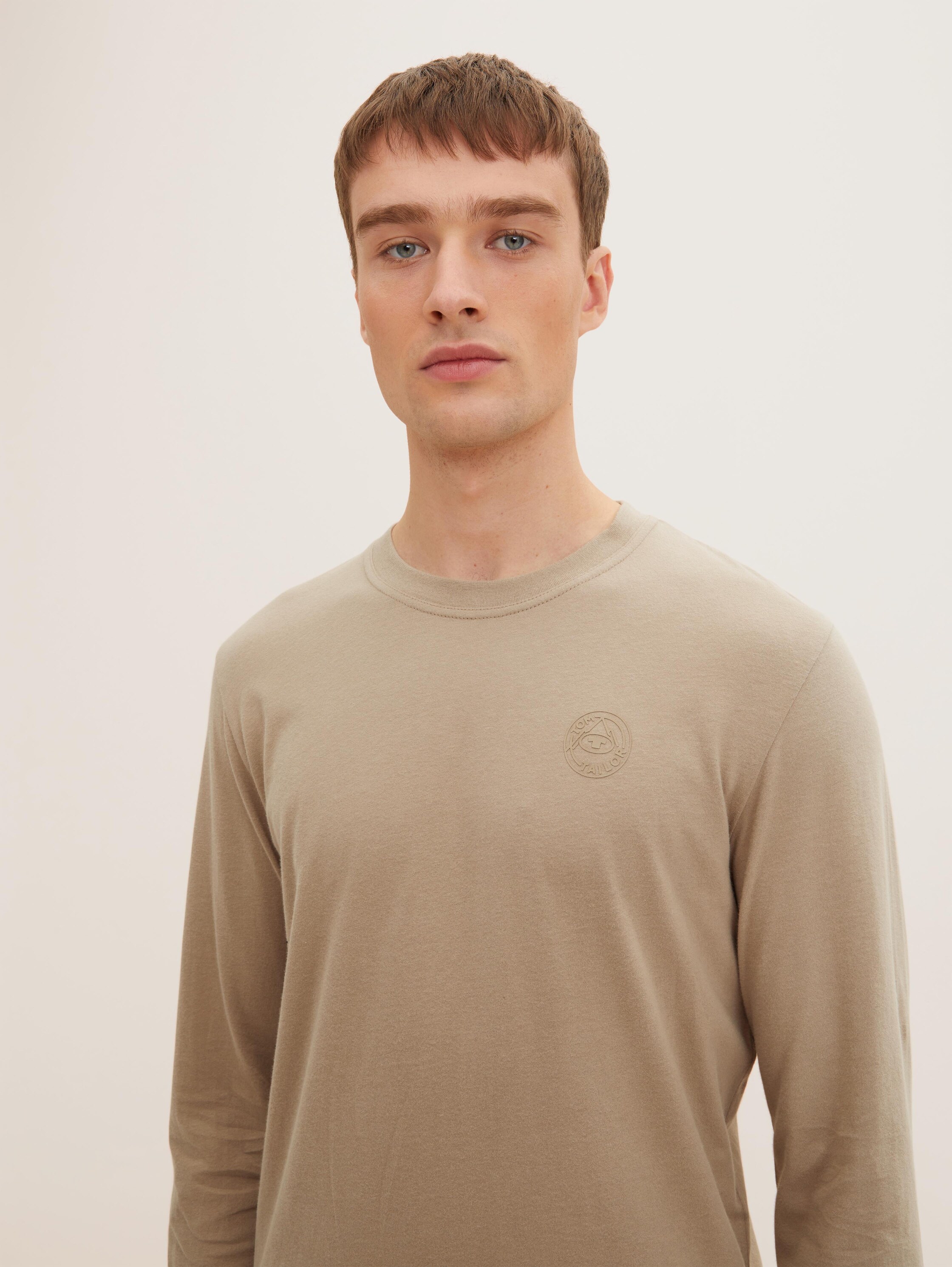 Langarmshirt mit Logo-Print - Quarry Beige - Detail-Model-Ansicht