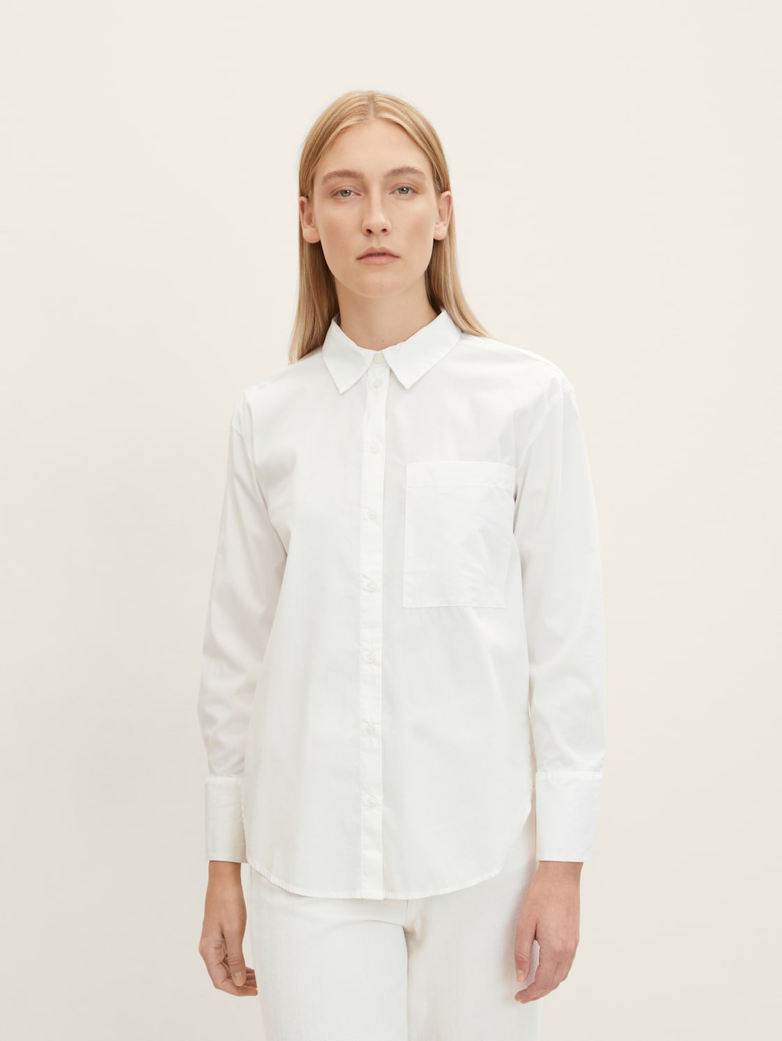 Loose Fit Bluse mit Brusttasche - Whisper White - Ausschnitt Model-Vorderansicht