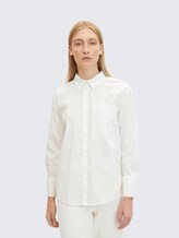 Loose Fit Bluse mit Brusttasche - Whisper White - Ausschnitt Model-Vorderansicht
