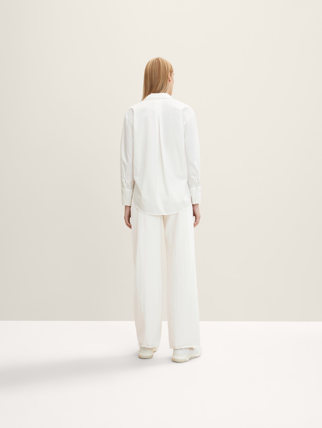 Loose Fit Bluse mit Brusttasche - Whisper White - Auschnitt Model-Rückansicht