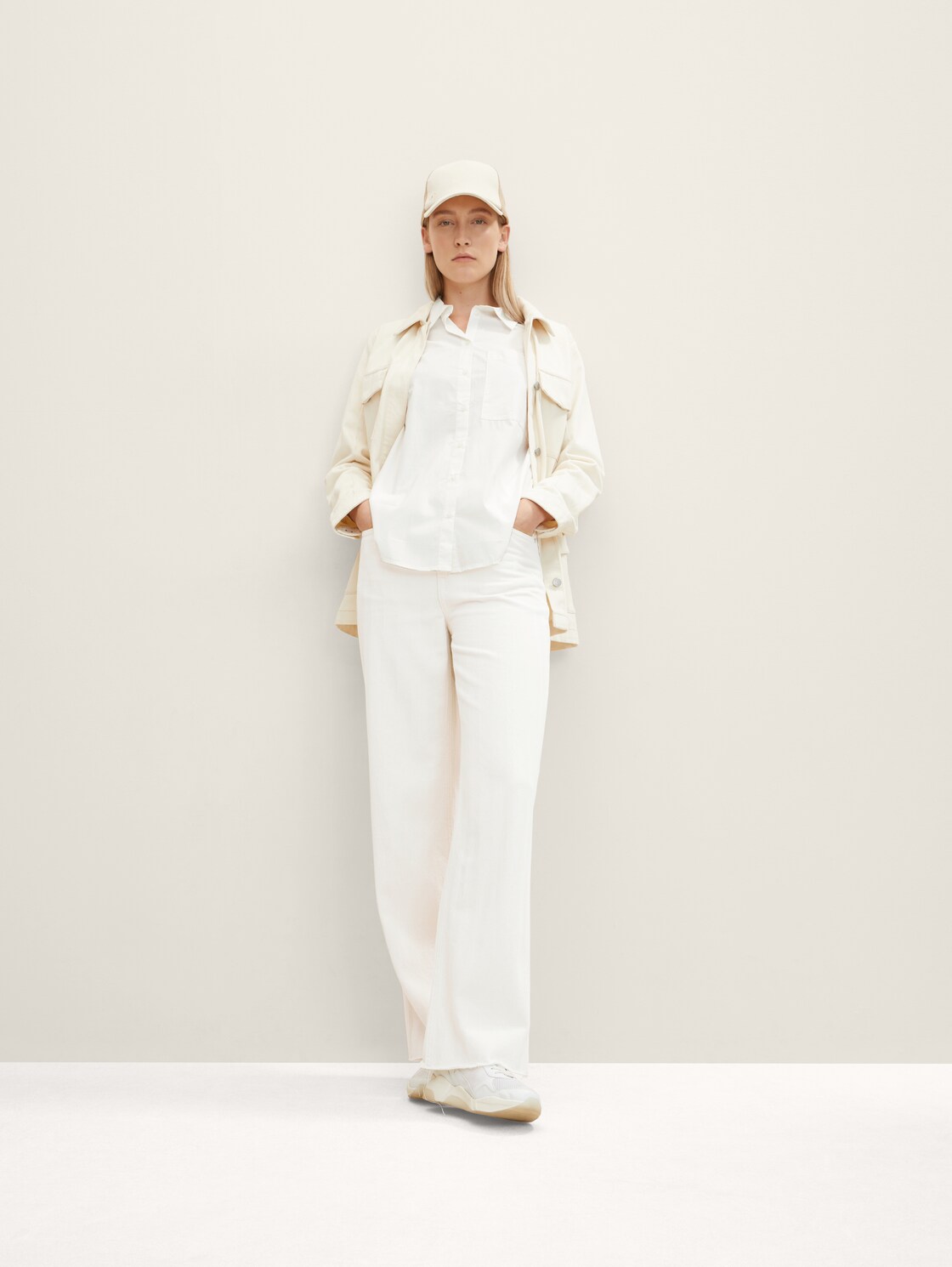 Loose Fit Bluse mit Brusttasche - Whisper White - Model-Vorderansicht