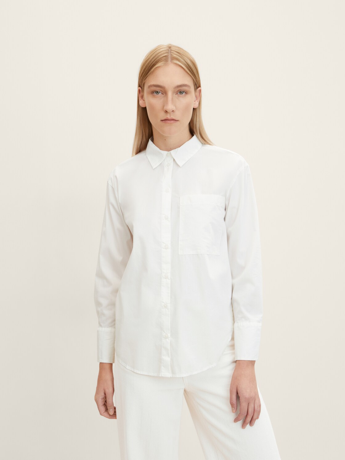 Loose Fit Bluse mit Brusttasche - Whisper White - Detail-Model-Ansicht