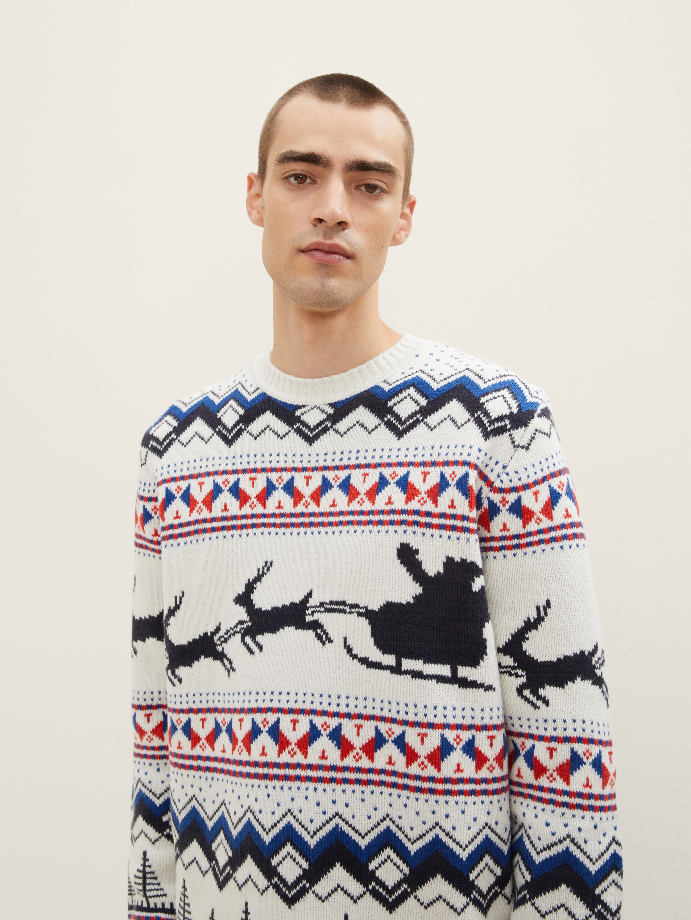 Strickpullover mit Weihnachtsmotiv - white based christmas jacquard - Detail-Model-Ansicht