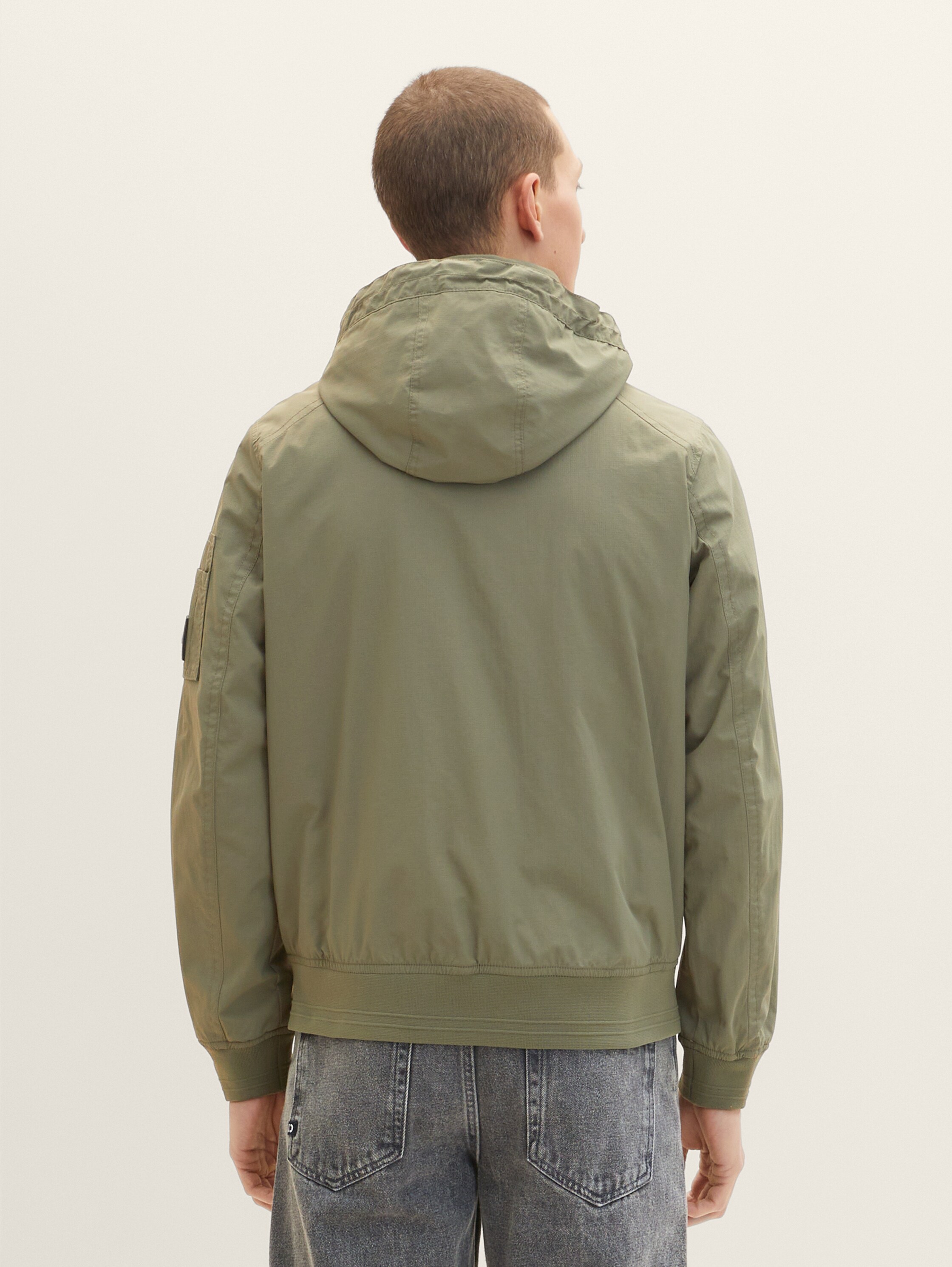 Bomber Jacke mit abnehmbarer Kapuze - Dusty Olive Green - Model-Rückansicht