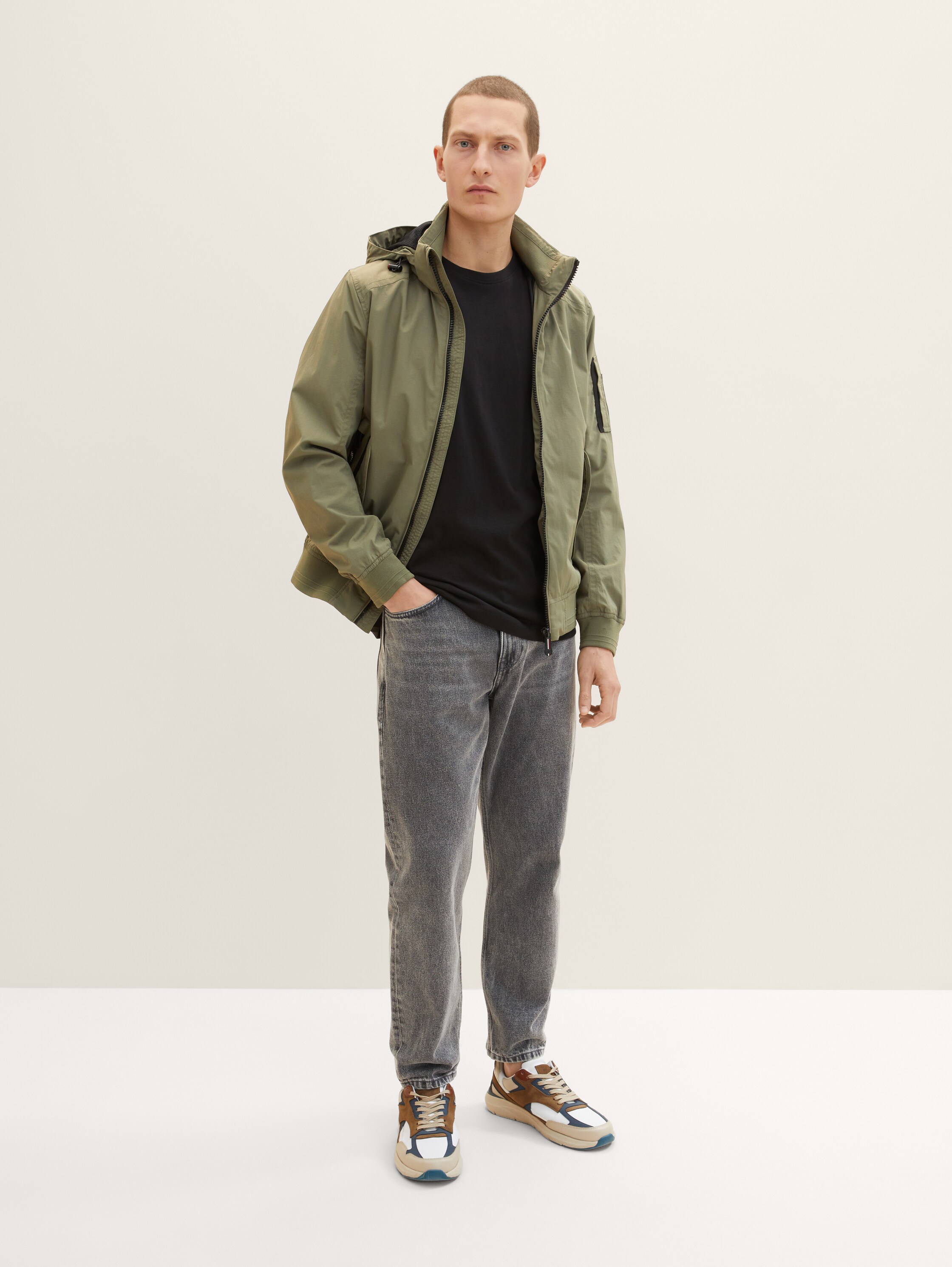 Bomber Jacke mit abnehmbarer Kapuze - Dusty Olive Green - seitliche Model-Ansicht
