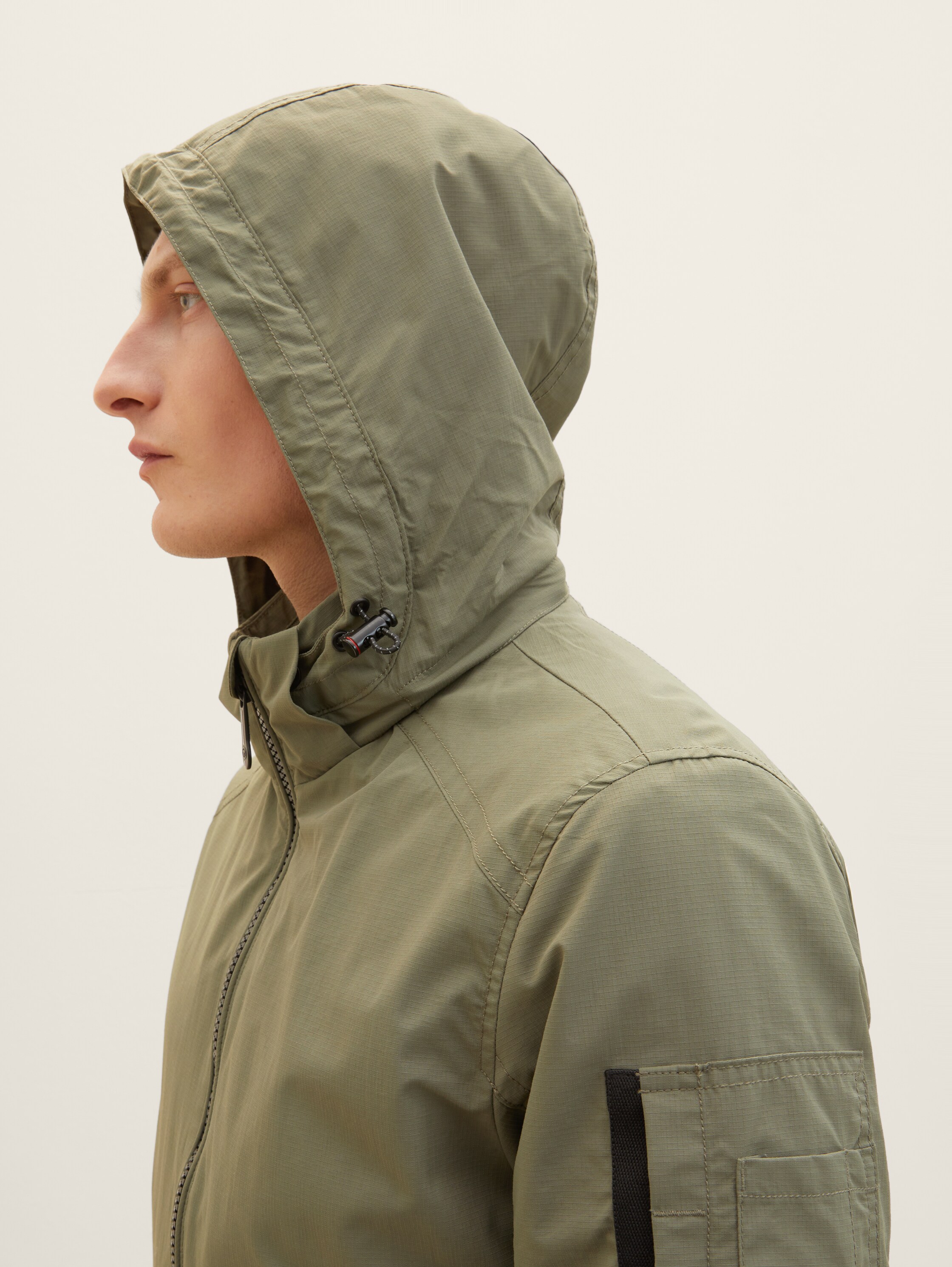 Bomber Jacke mit abnehmbarer Kapuze - Dusty Olive Green - Detail-Model-Ansicht