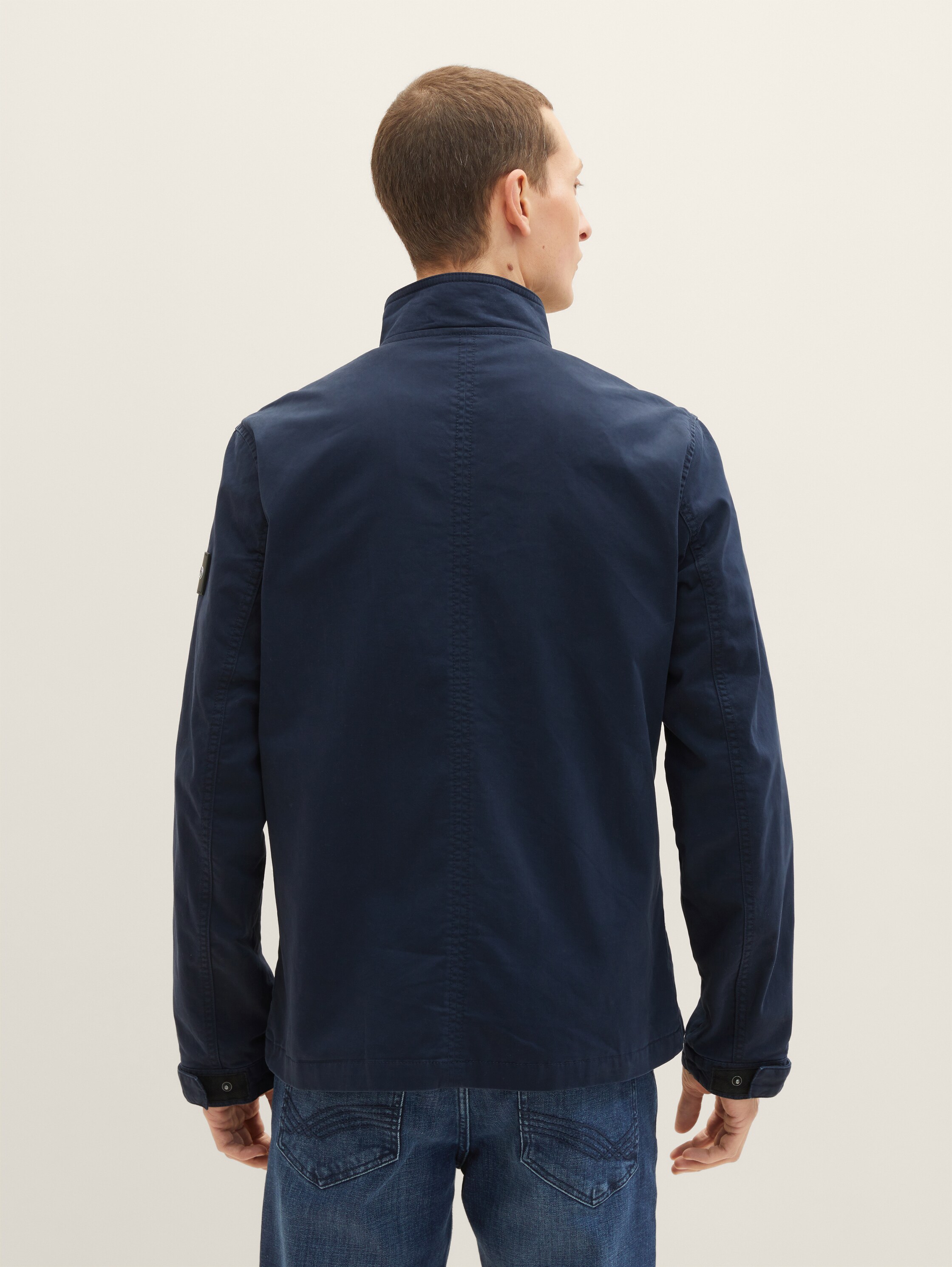 Feldjacke mit Stehkragen - sky captain blue - Model-Rückansicht