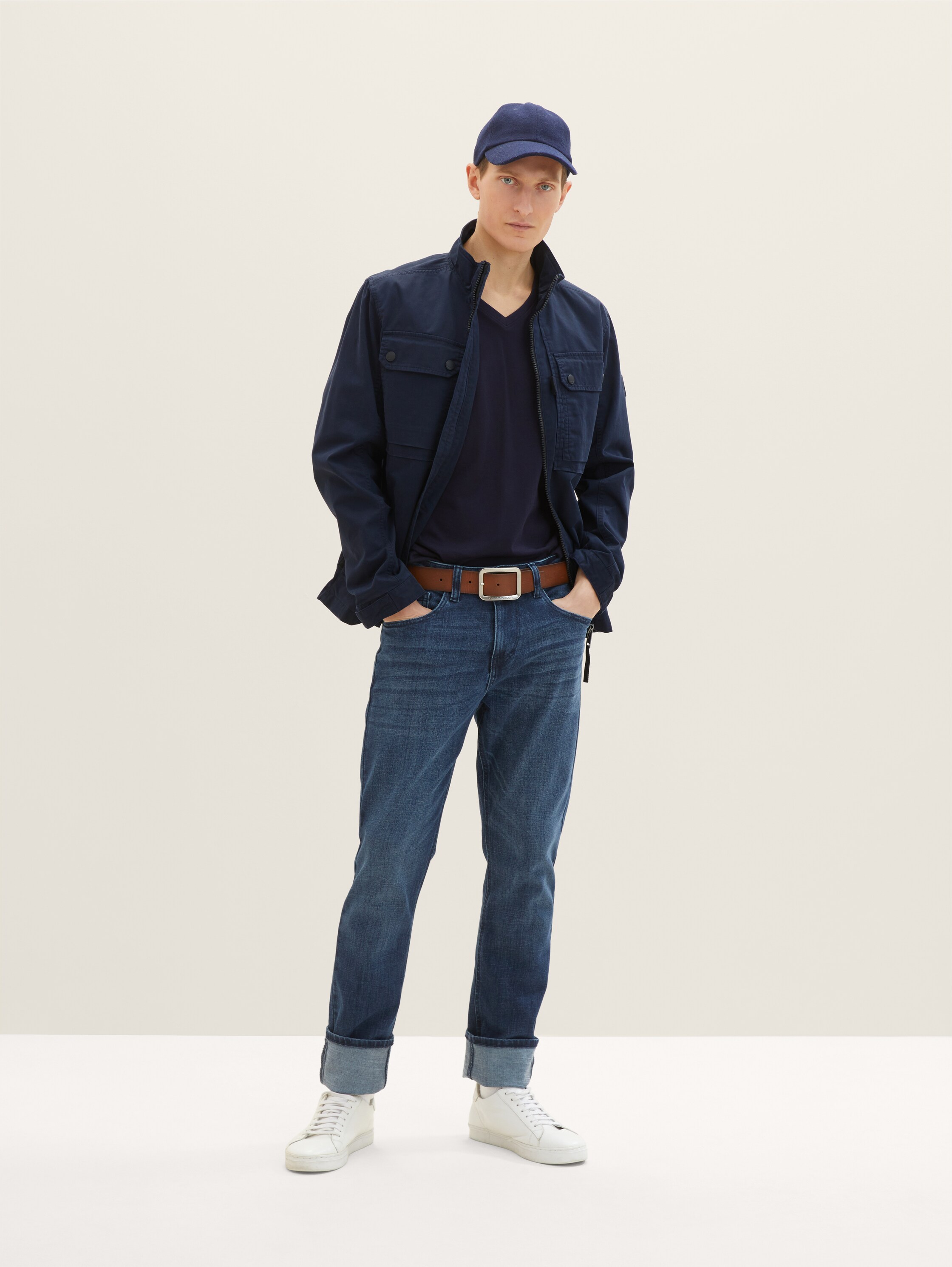 Feldjacke mit Stehkragen - sky captain blue - seitliche Model-Ansicht