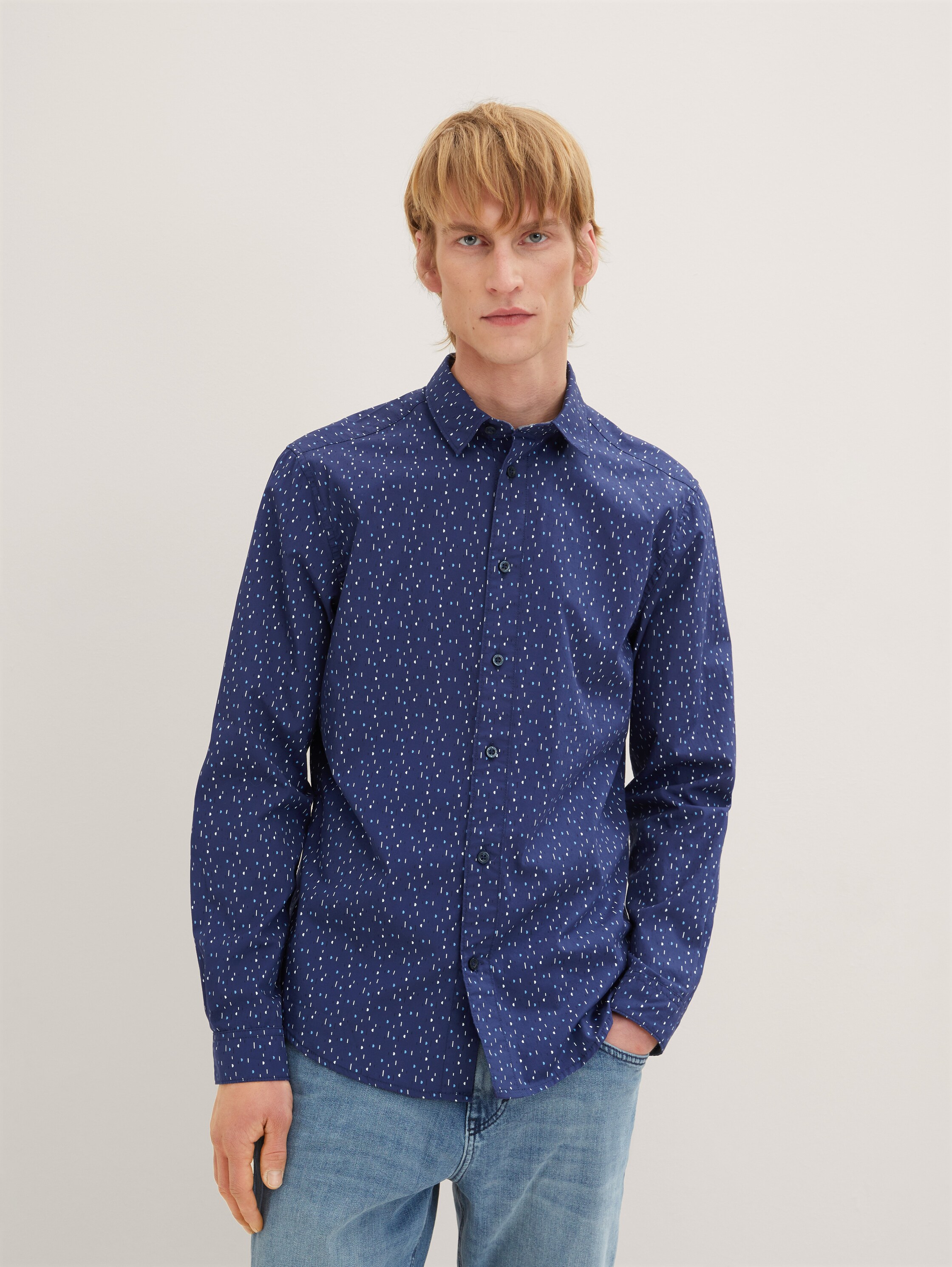 Shirt with an all-over print - dark blue multicolor design - Neckline model front view