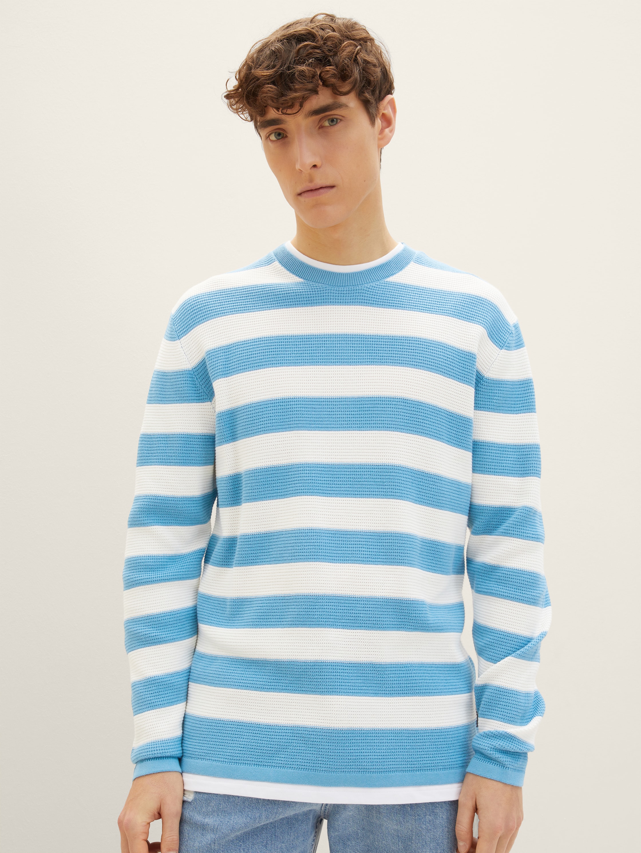 Gestreifter Strickpullover - blue white block stripe - Ausschnitt Model-Vorderansicht
