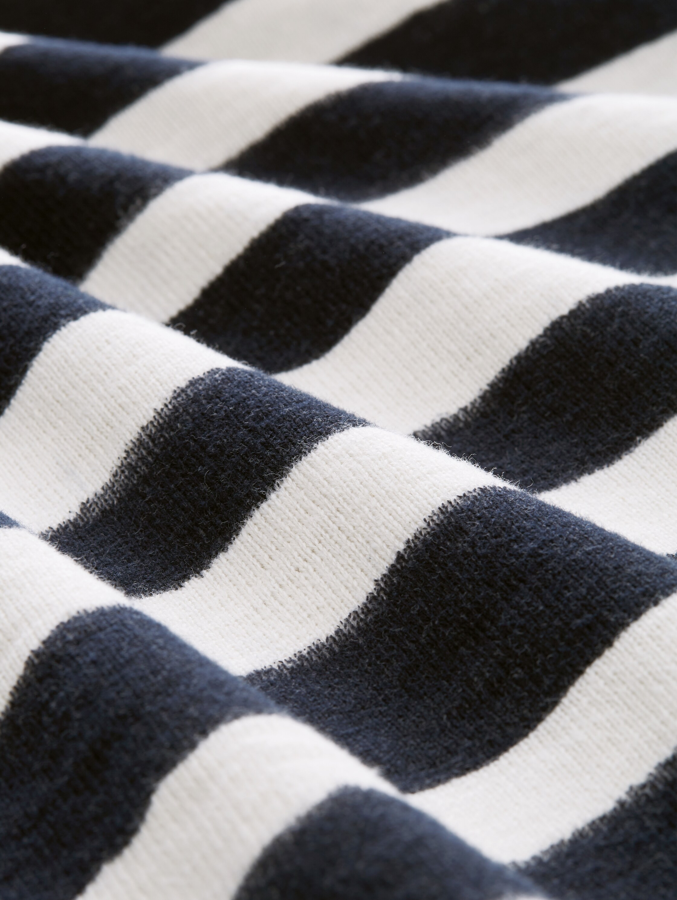 Gestreifter Strickpullover - 7