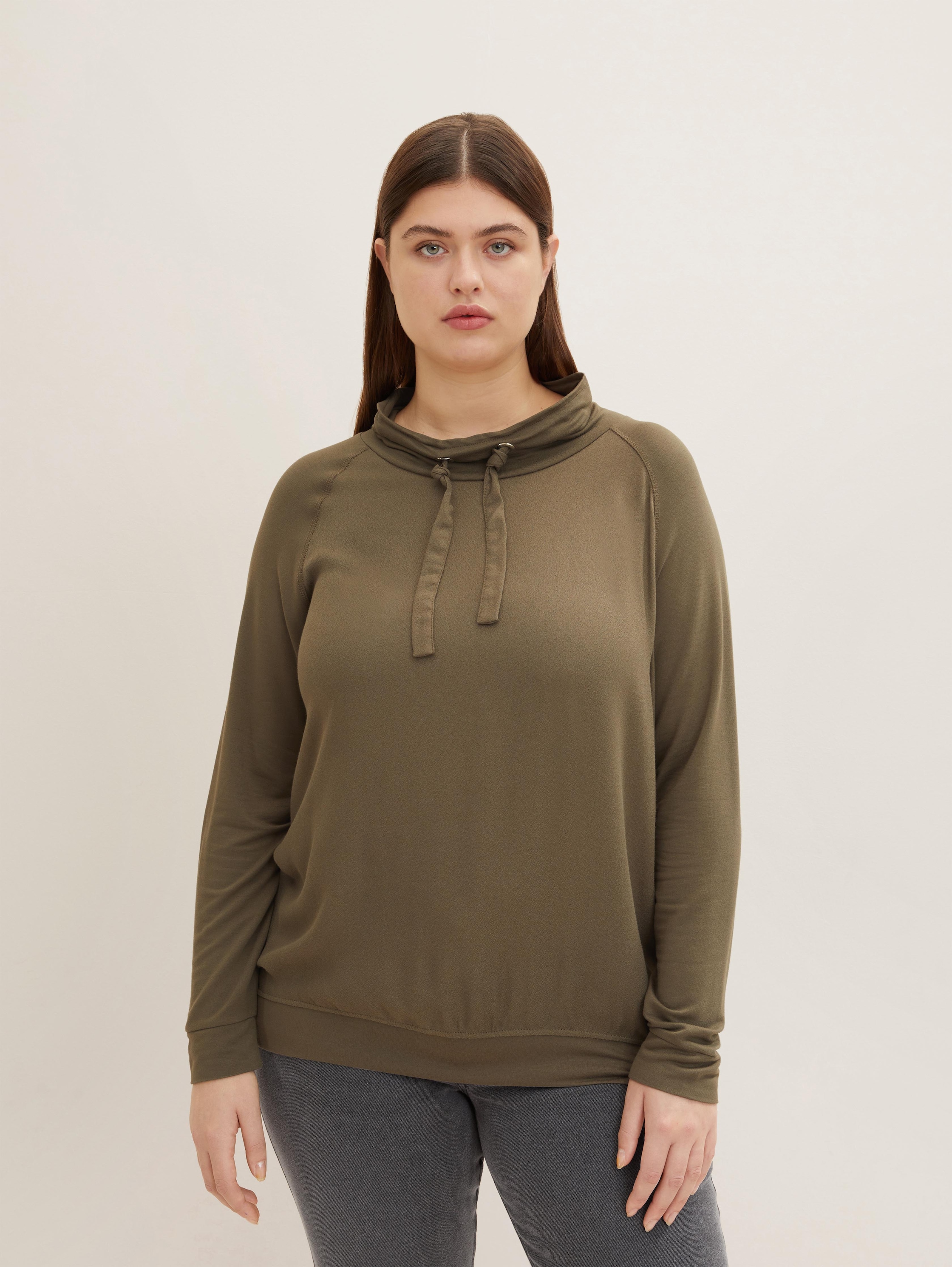 Plus Size - Langarmshirt mit Stehkragen - tarmac khaki - Ausschnitt Model-Vorderansicht
