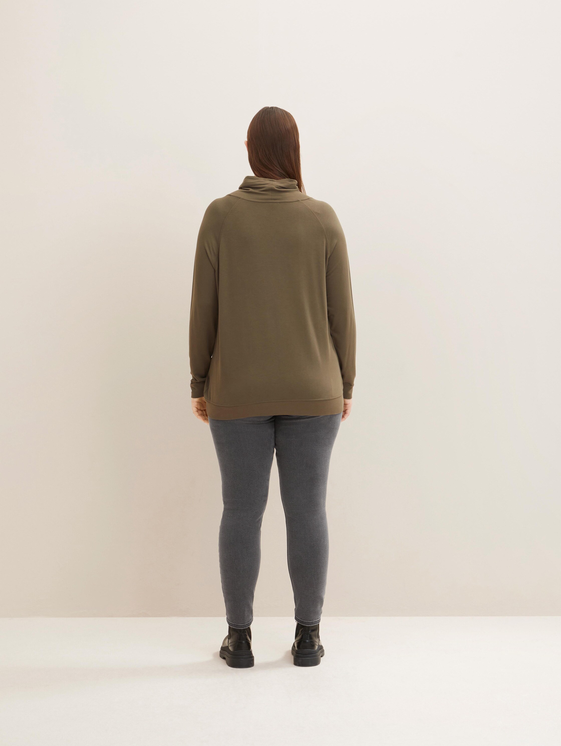 Plus Size - Langarmshirt mit Stehkragen - tarmac khaki - Auschnitt Model-Rückansicht