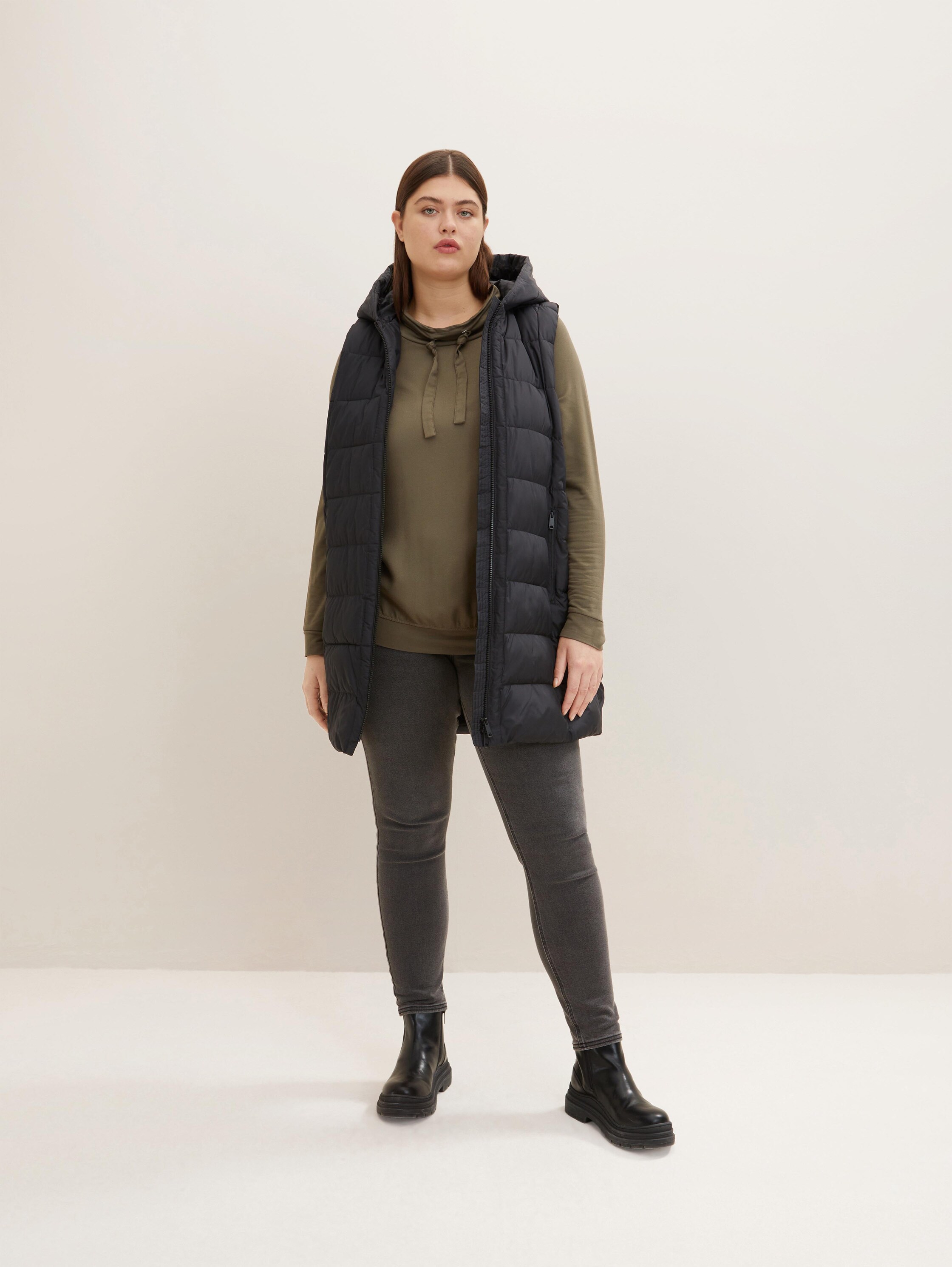 Plus Size - Langarmshirt mit Stehkragen - tarmac khaki - Model-Vorderansicht