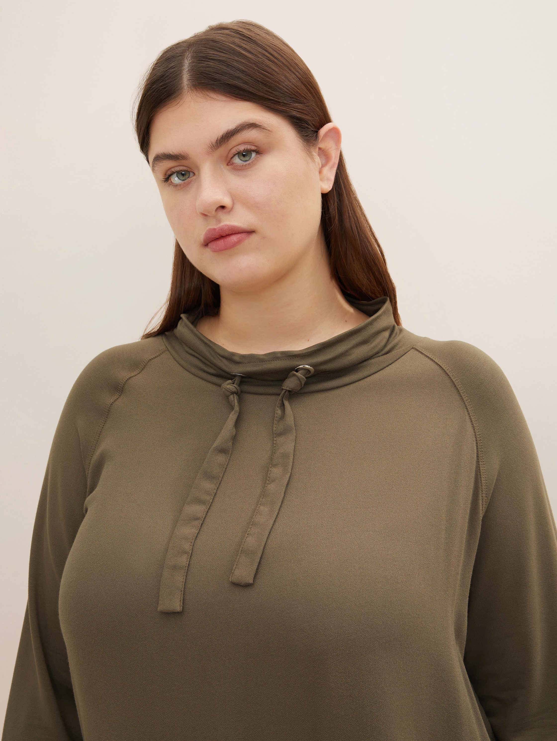 Plus Size - Langarmshirt mit Stehkragen - tarmac khaki - Detail-Model-Ansicht