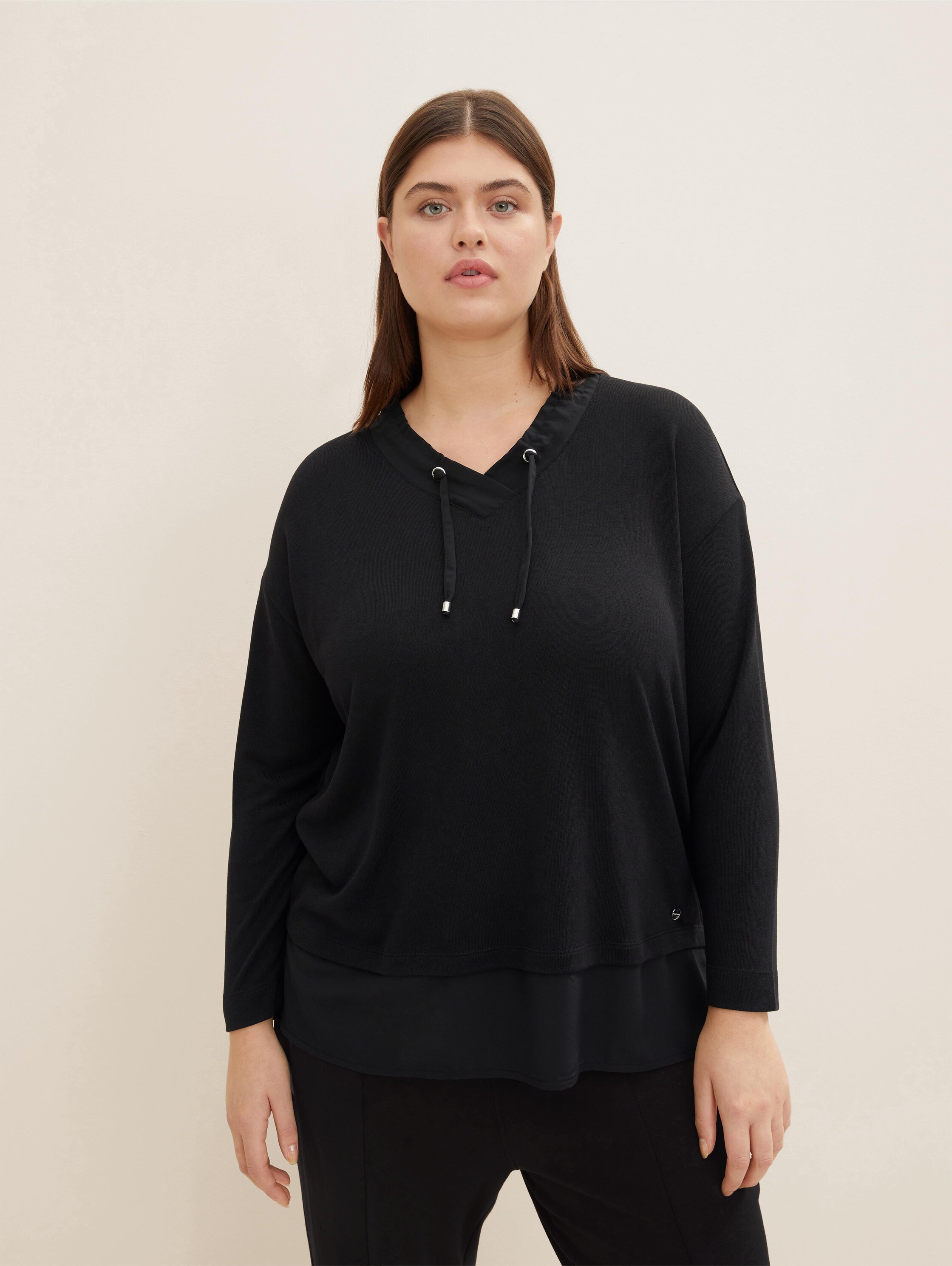 Plus - Shirt met lange mouwen en V-hals - deep black - Nek model vooraanzicht