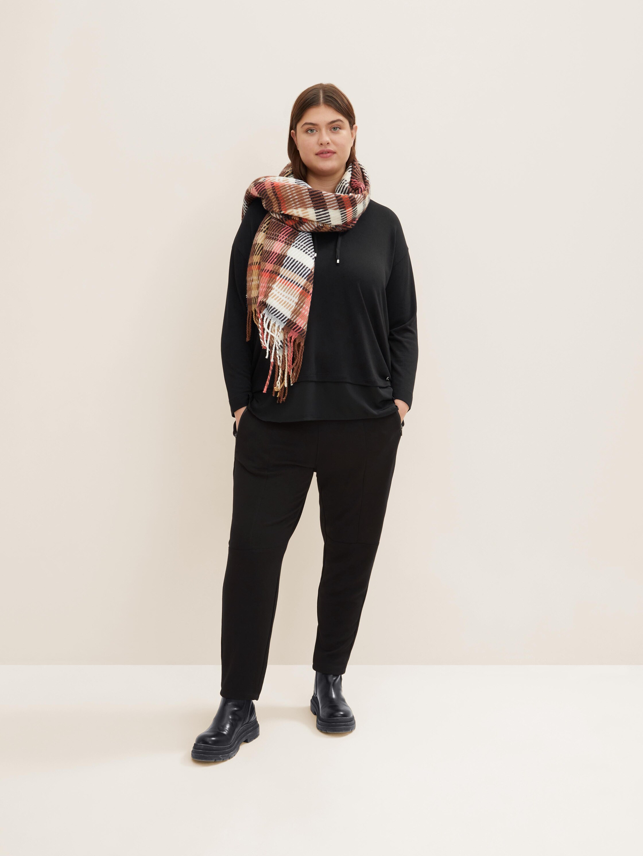 Plus - Shirt met lange mouwen en V-hals - deep black - Model vooraanzicht