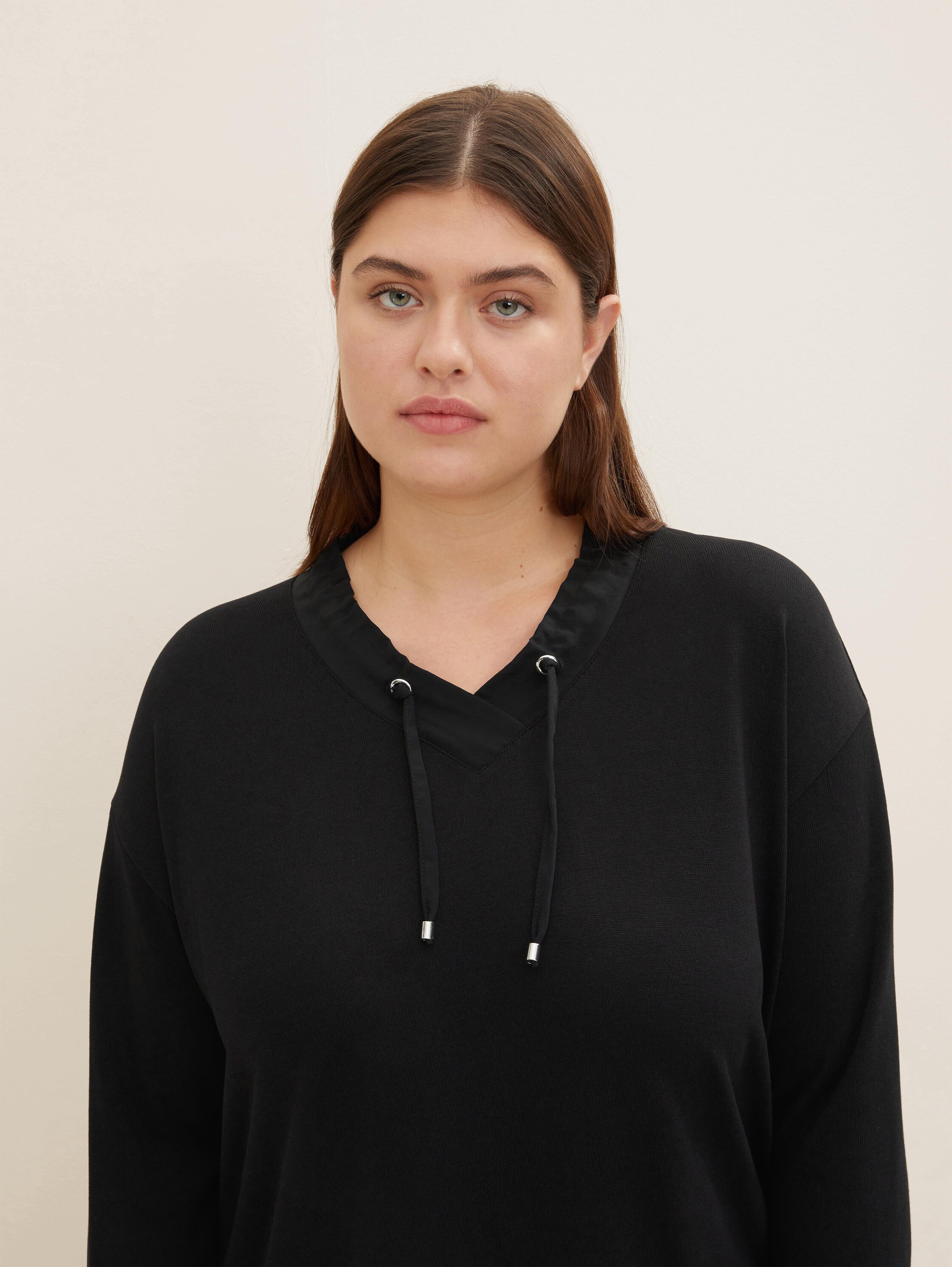 Plus - Shirt met lange mouwen en V-hals - deep black - Detailaanzicht model