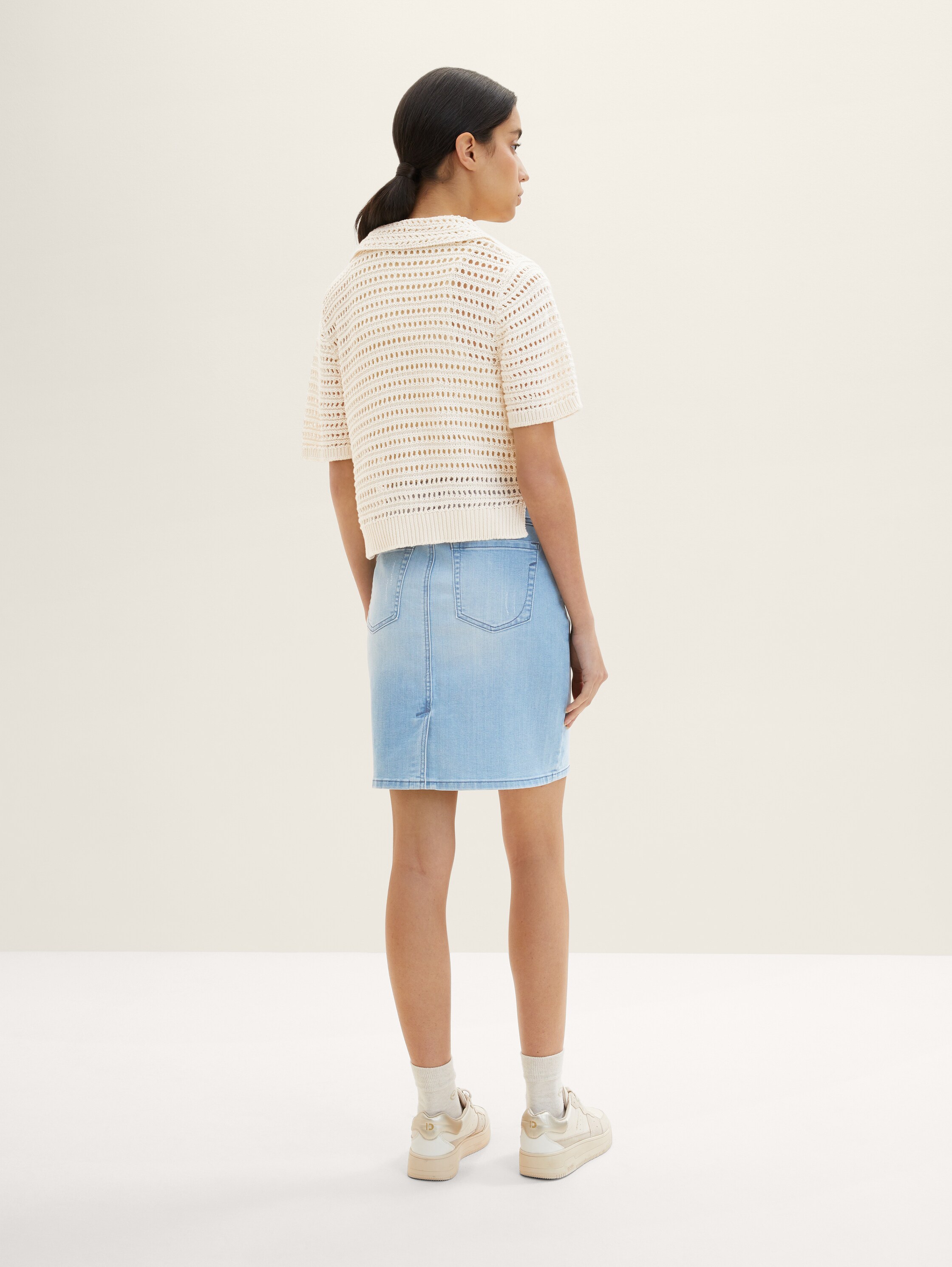 Jeansrok met koord - Light Stone Blue Denim - Neklijn model-achteraanzicht