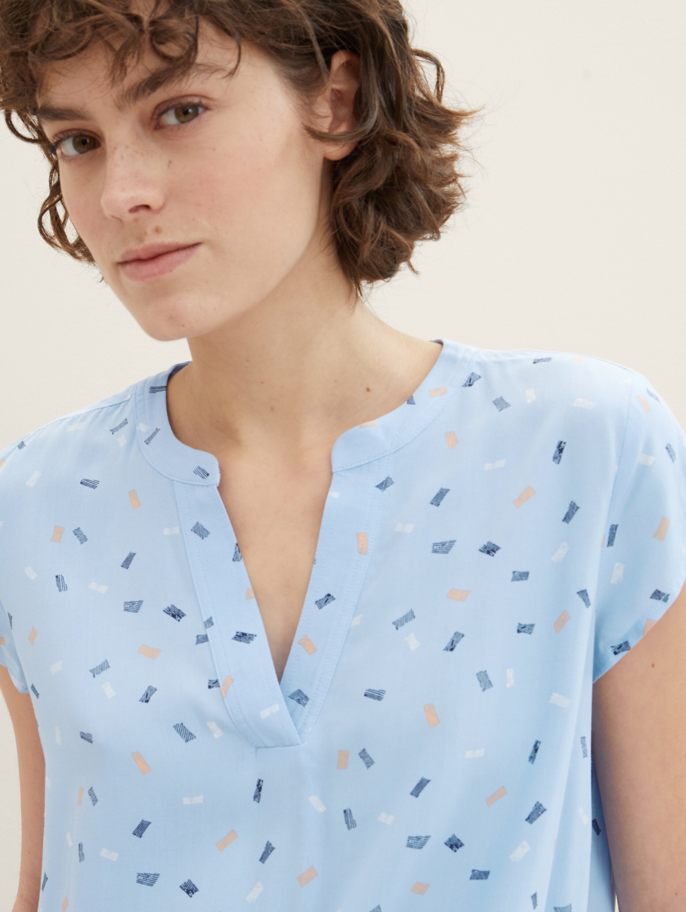 Patterned blouse with LENZING (TM) ECOVERO (TM) - blue multicolor minimal - Detail model view