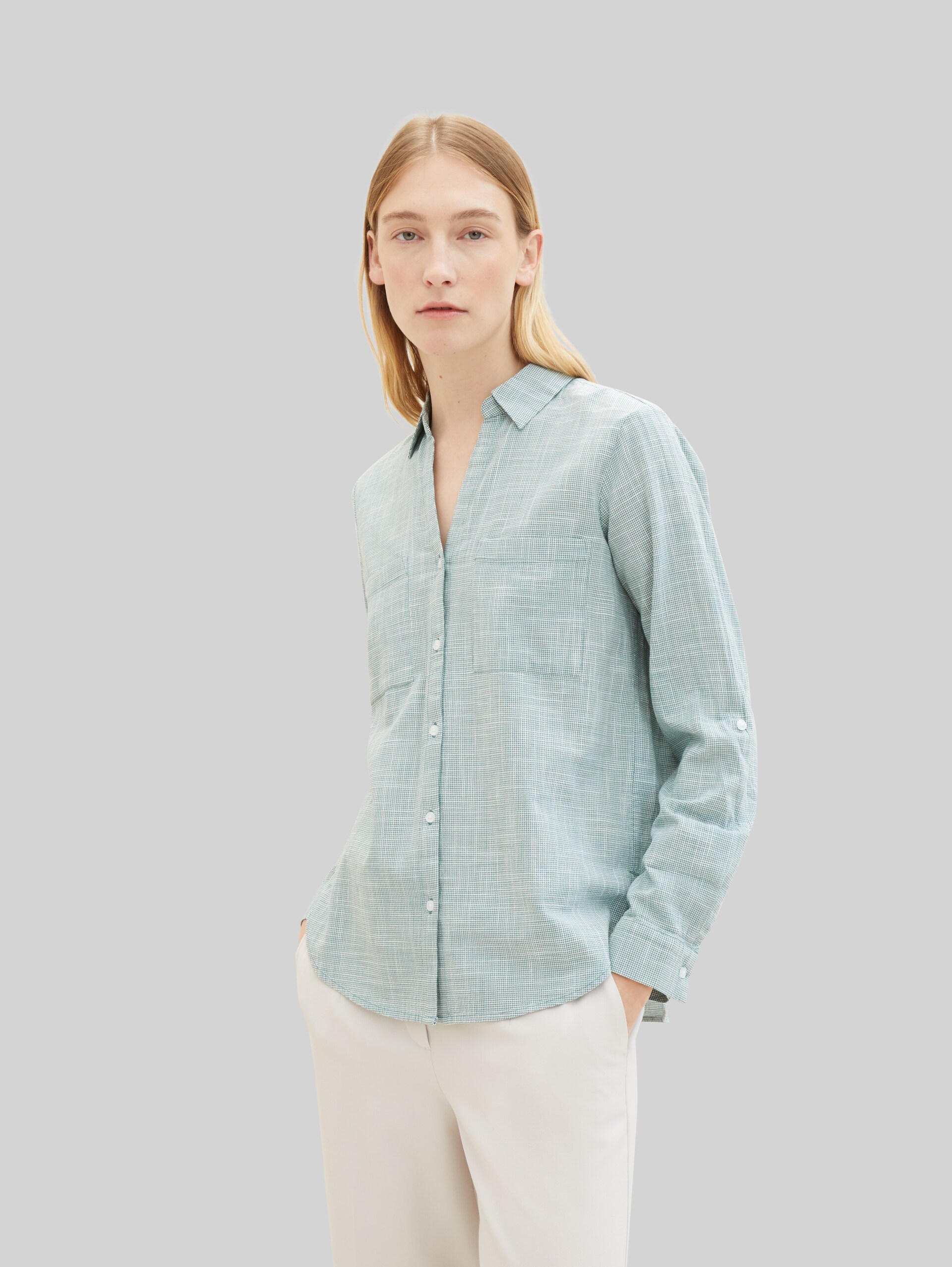 Blouse met borstzakken - Sea Pine Green - Nek model vooraanzicht