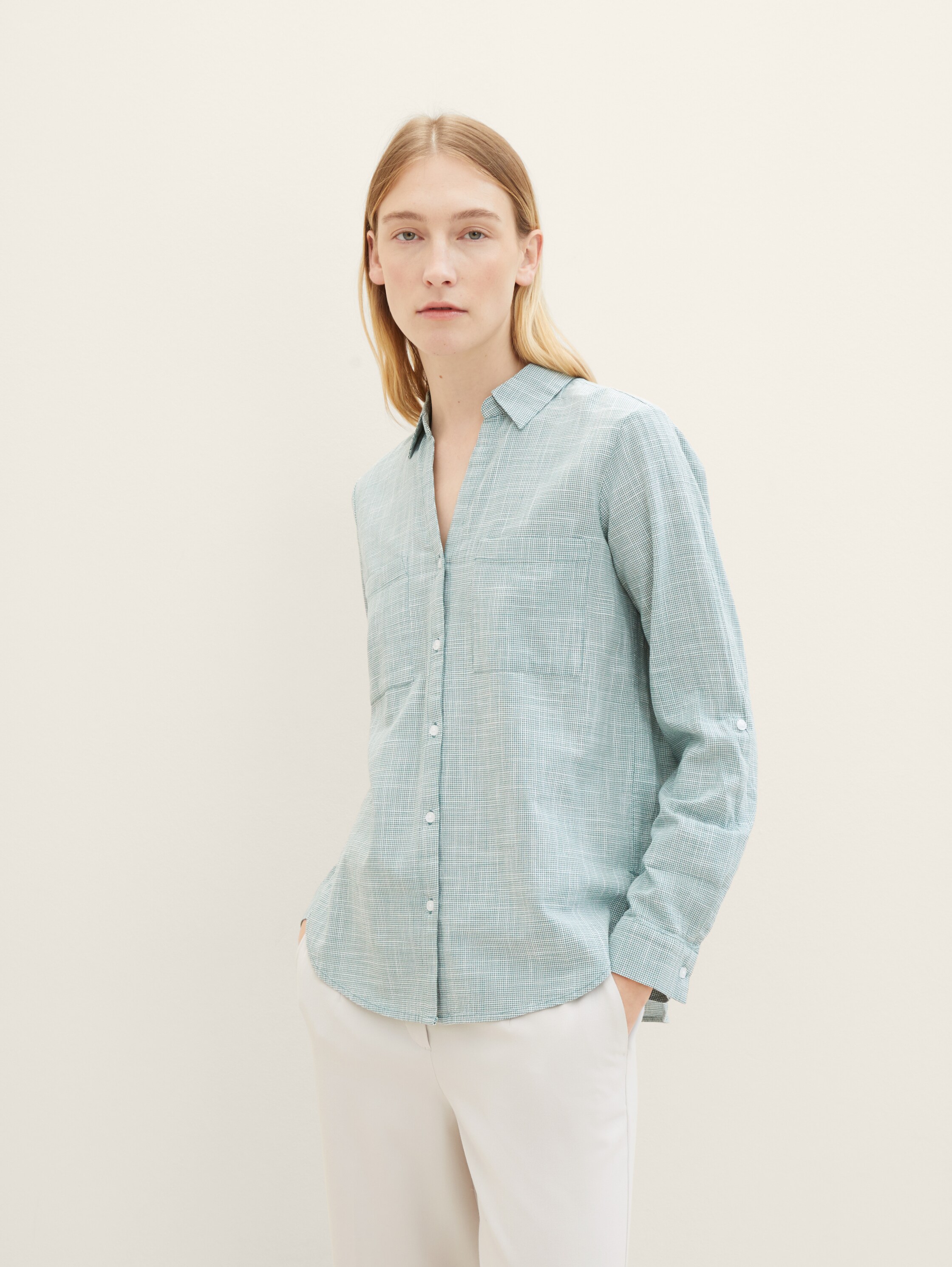 Bluse mit Brusttaschen - Sea Pine Green - Ausschnitt Model-Vorderansicht