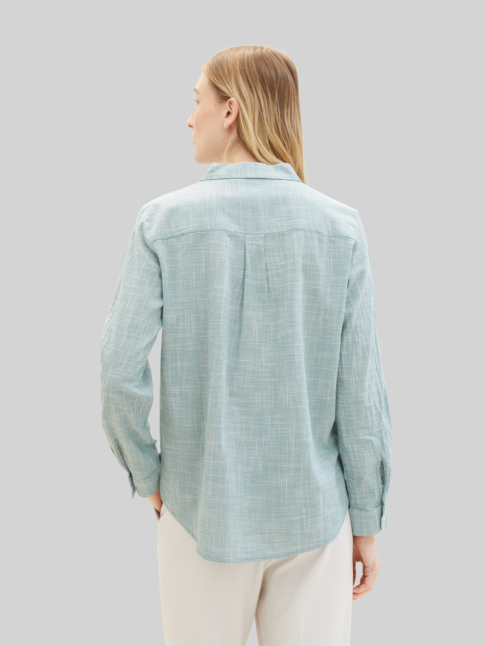Blouse met borstzakken - Sea Pine Green - Neklijn model-achteraanzicht