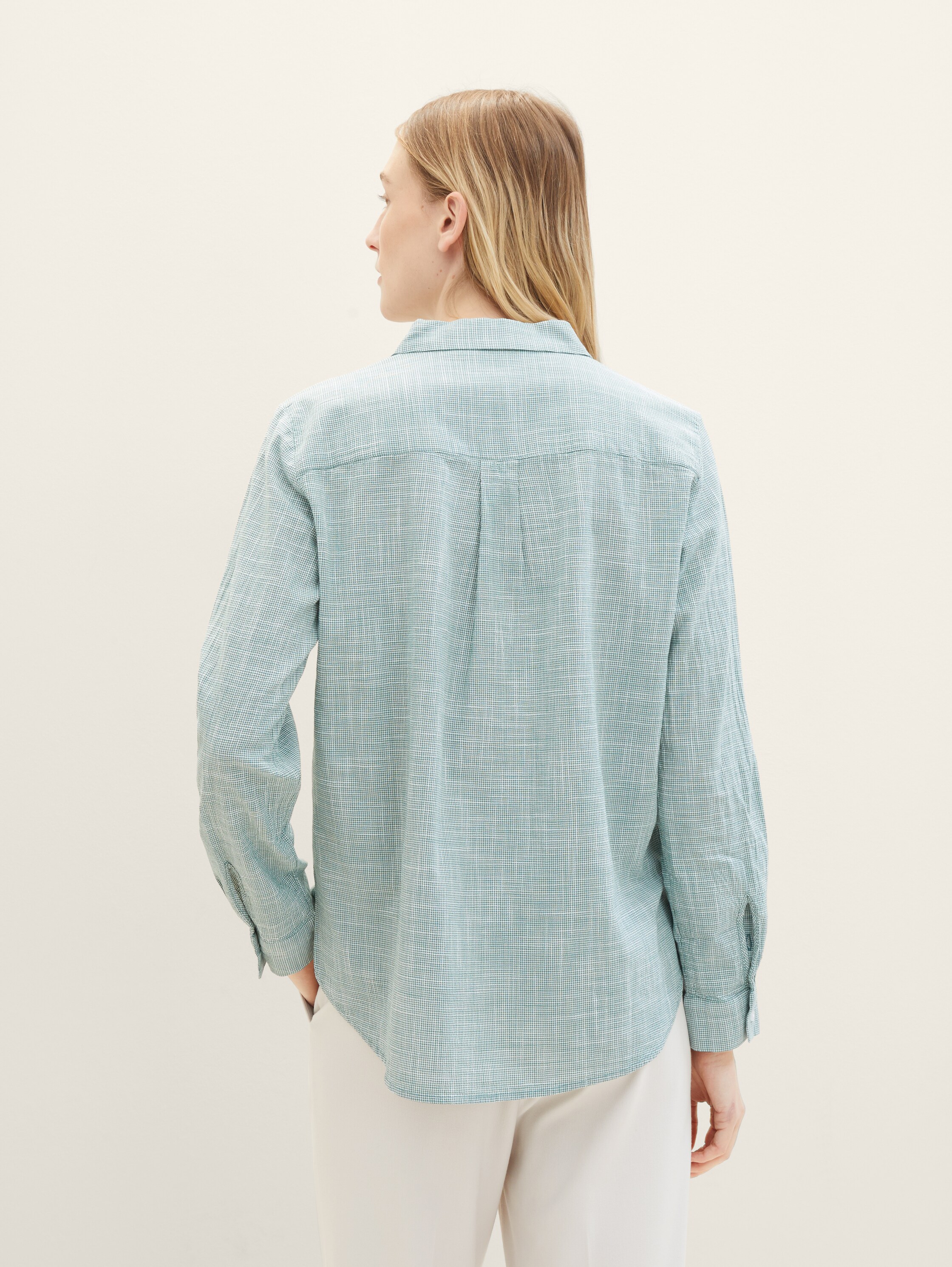Bluse mit Brusttaschen - Sea Pine Green - Auschnitt Model-Rückansicht