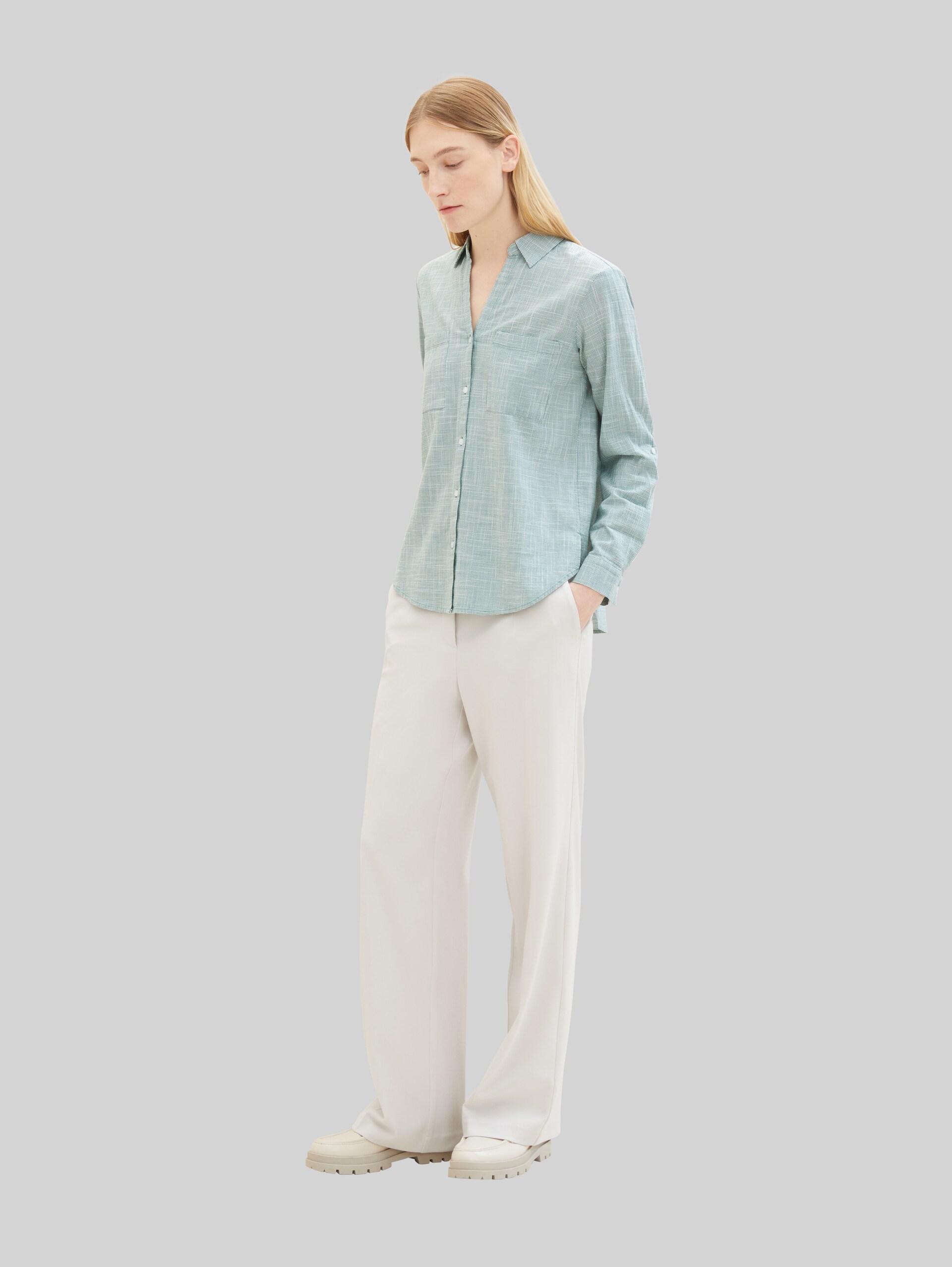 Blouse met borstzakken - Sea Pine Green - Model vooraanzicht