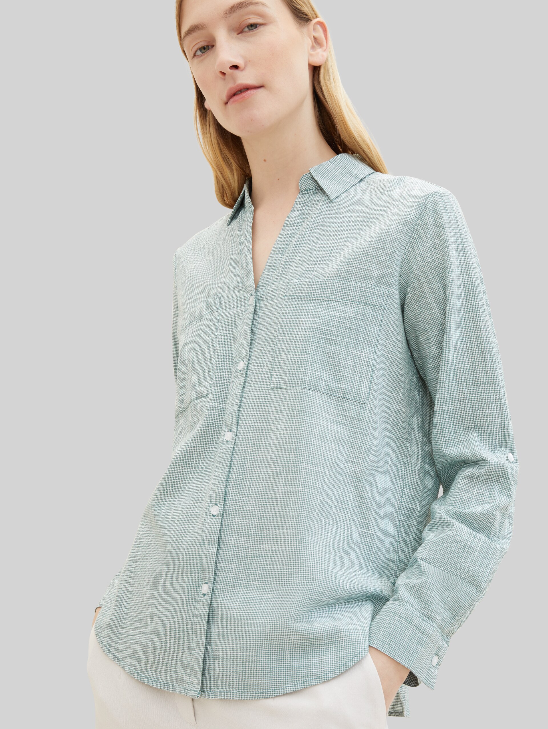 Blouse met borstzakken - Sea Pine Green - Detailaanzicht model