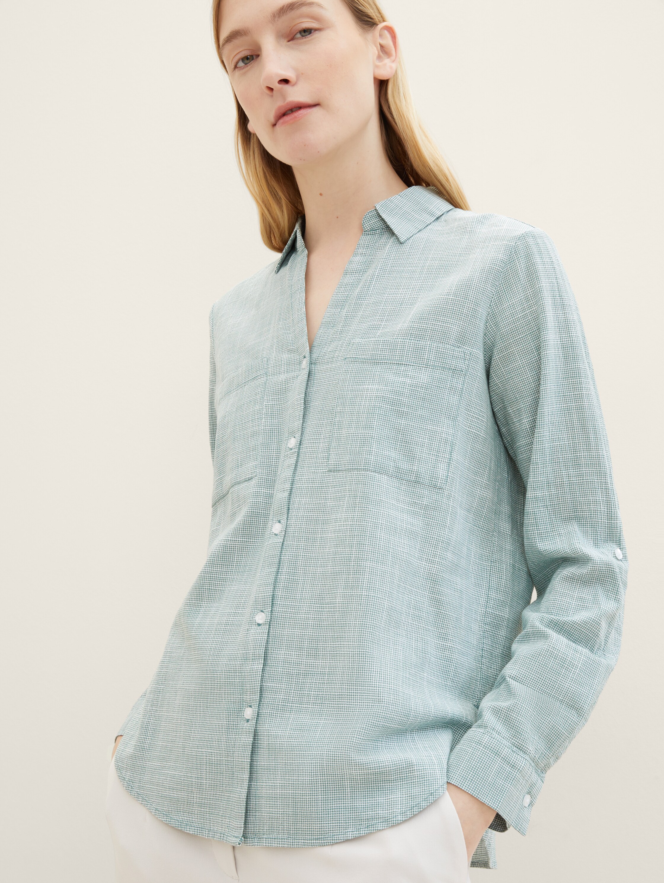 Bluse mit Brusttaschen - Sea Pine Green - Detail-Model-Ansicht