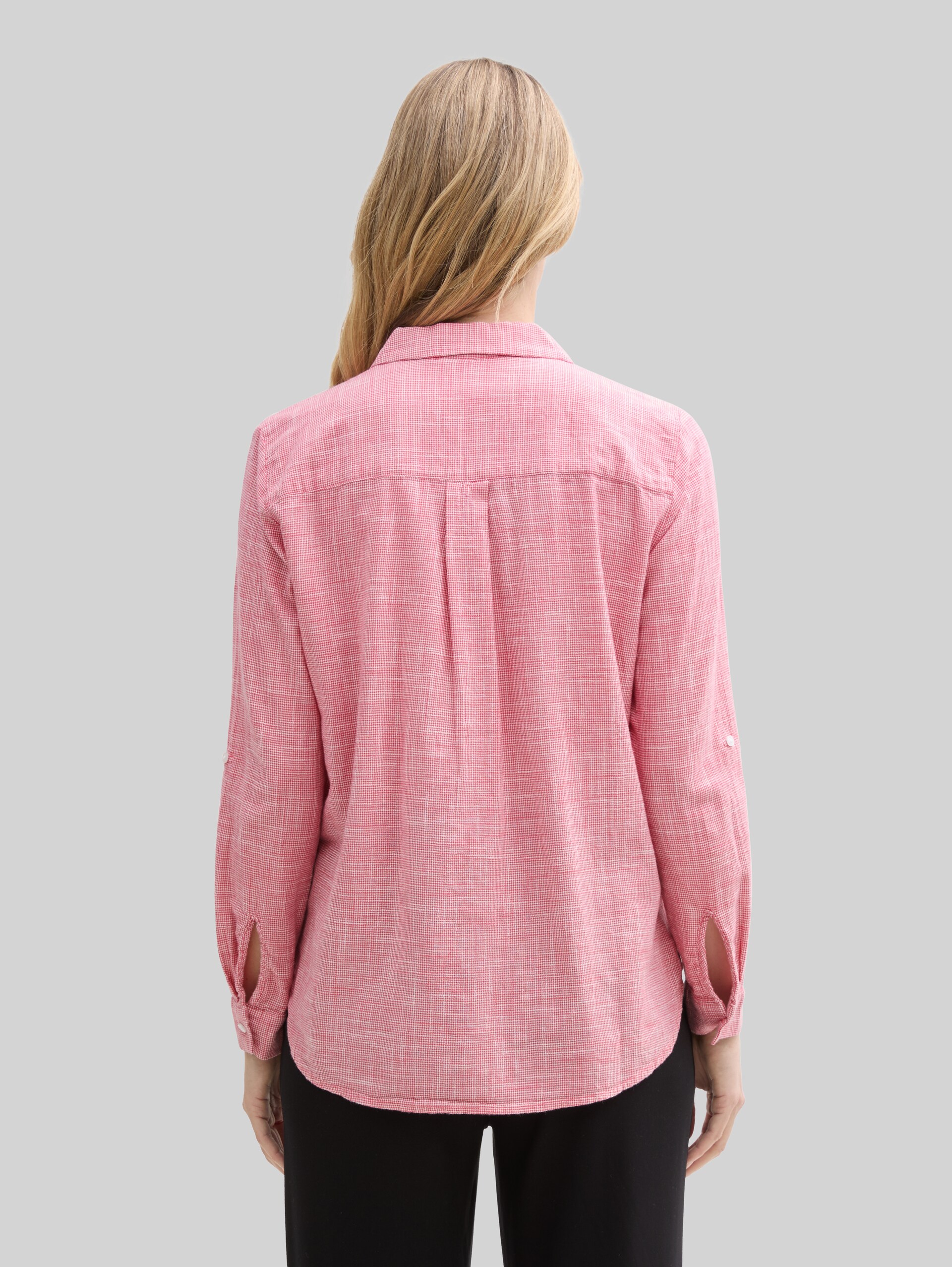 Bluse mit Brusttaschen - Berry Red - Auschnitt Model-Rückansicht