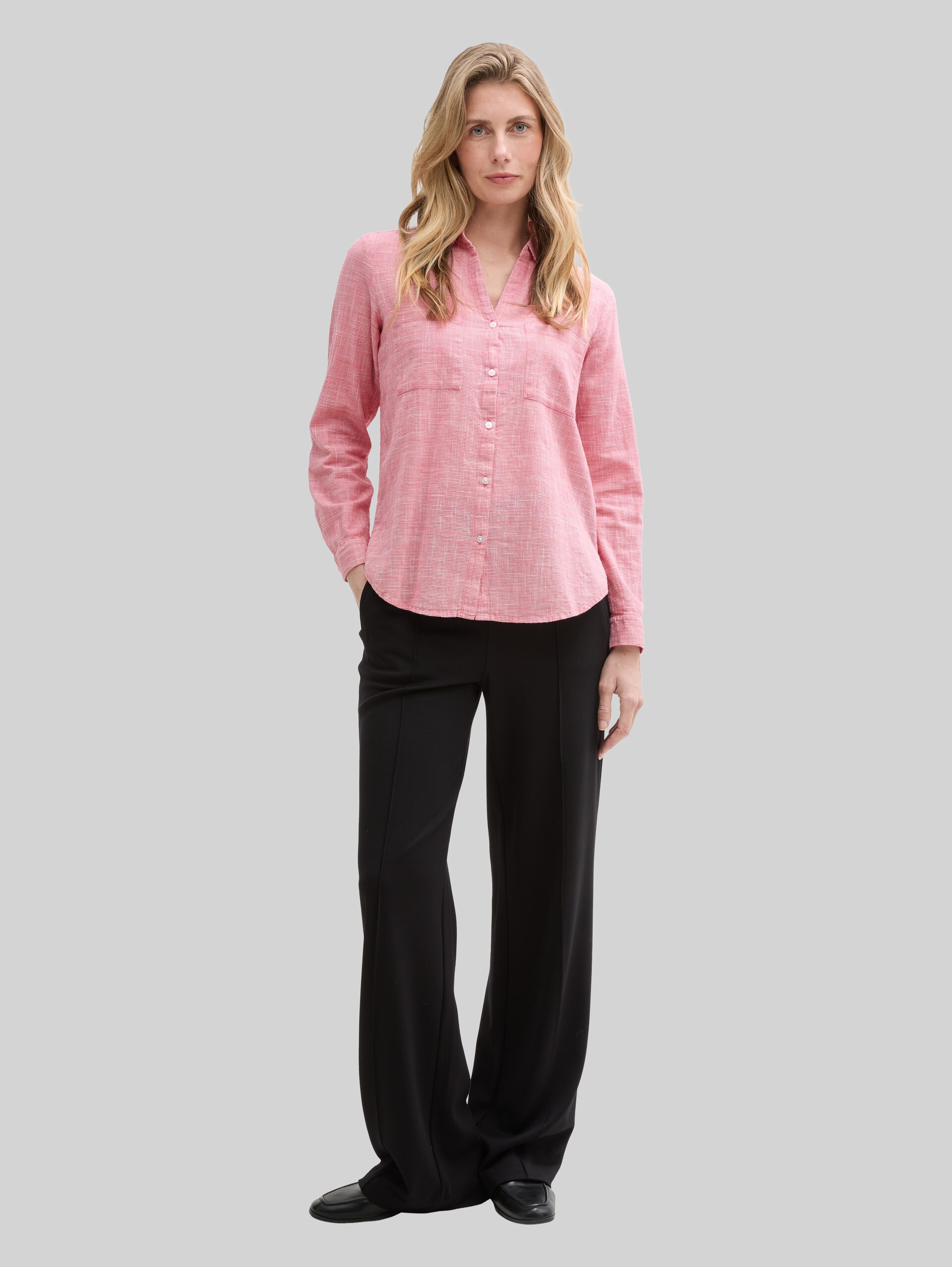 Bluse mit Brusttaschen - Berry Red - Model-Vorderansicht