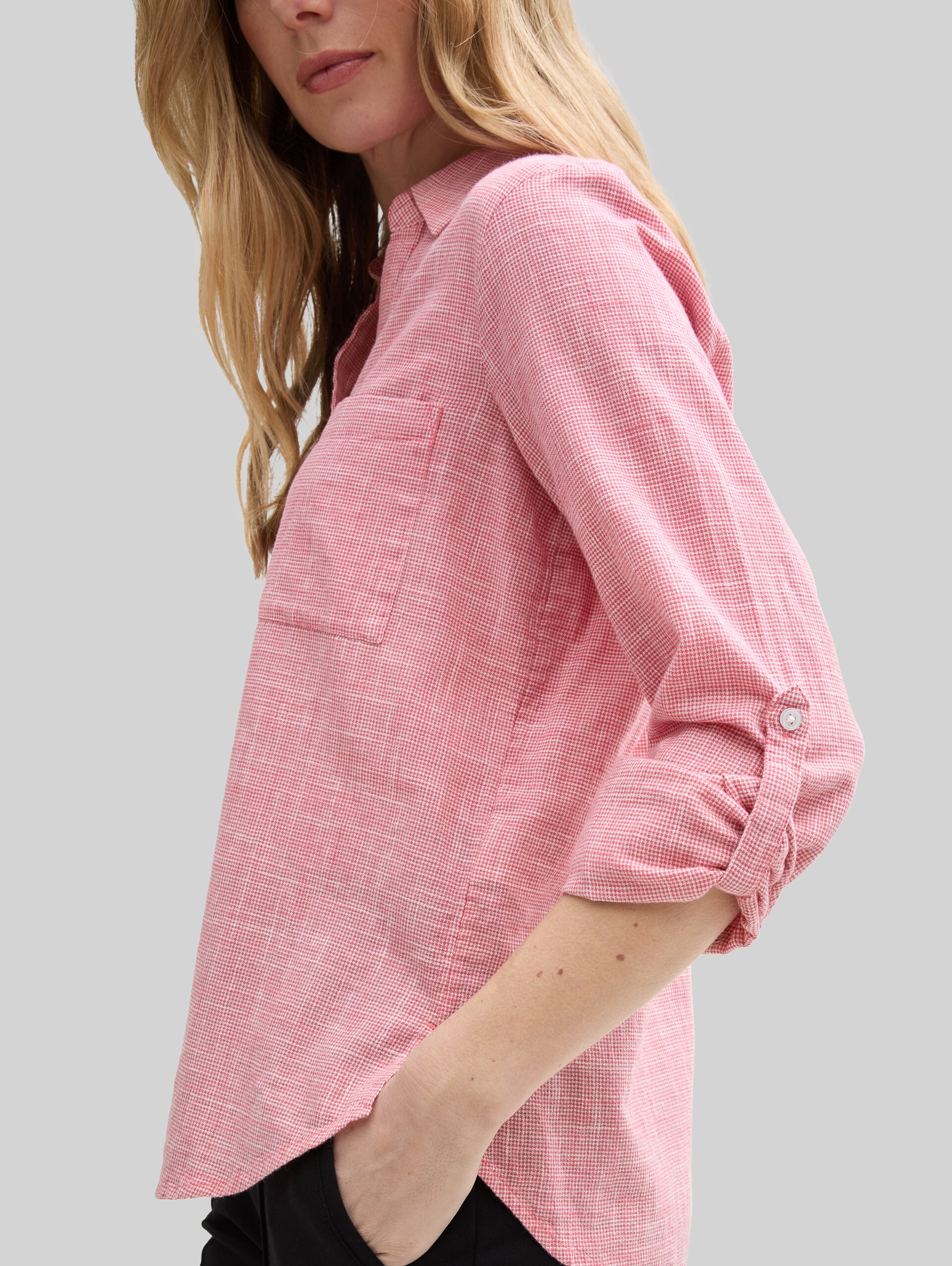 Bluse mit Brusttaschen - Berry Red - Detail-Model-Ansicht