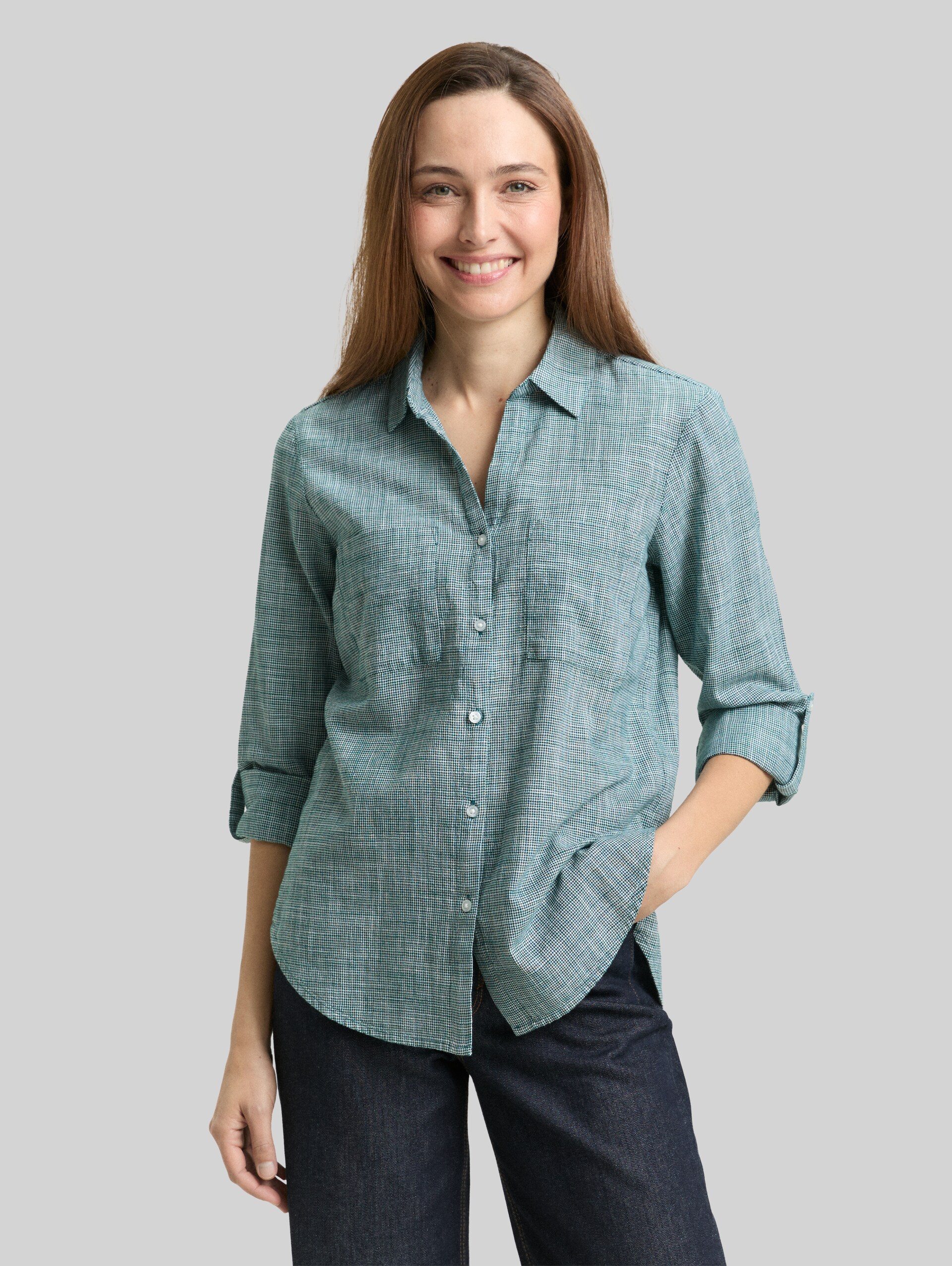 Bluse mit Brusttaschen - Deep Meadow Green - Ausschnitt Model-Vorderansicht
