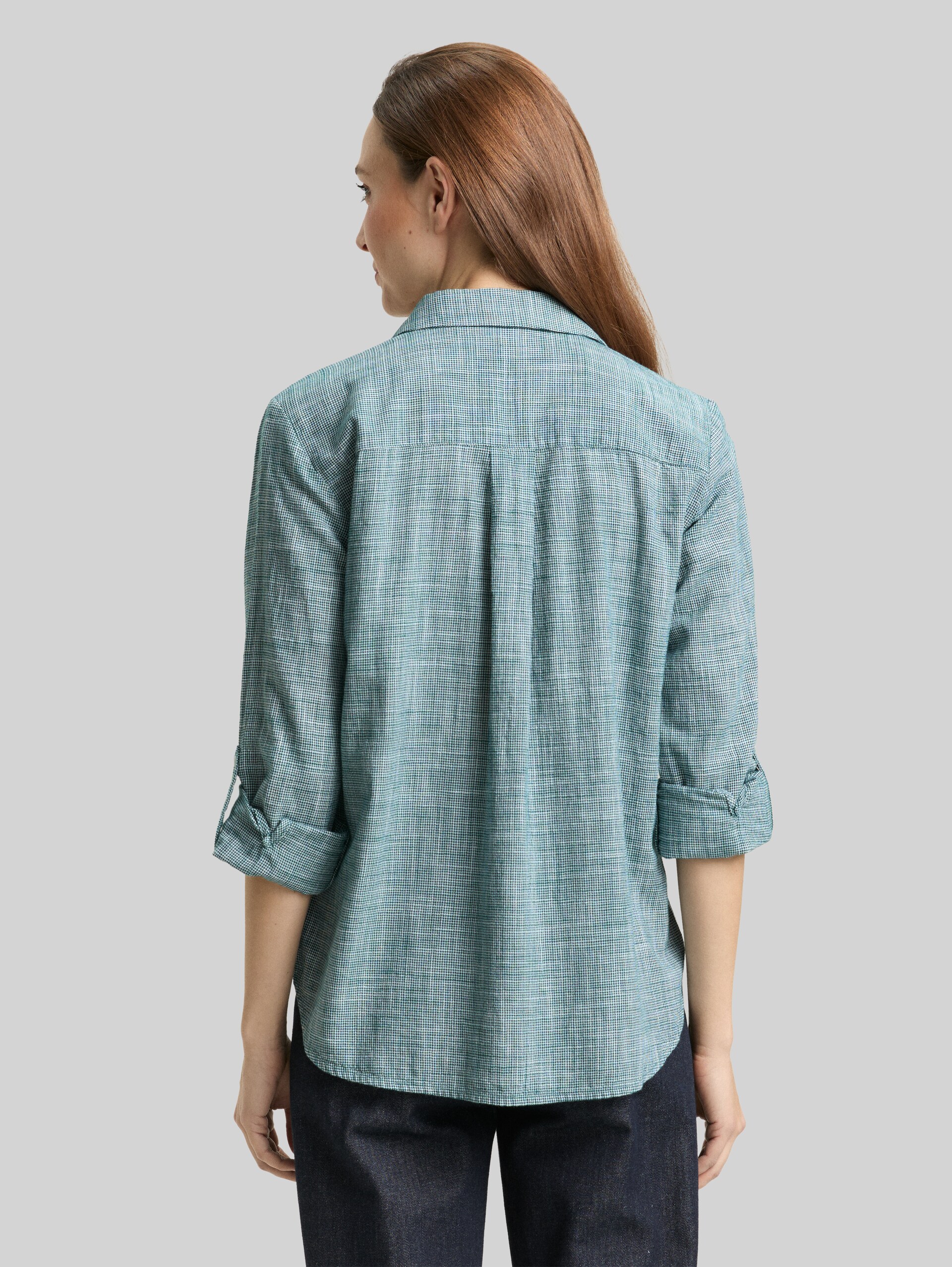 Bluse mit Brusttaschen - Deep Meadow Green - Auschnitt Model-Rückansicht