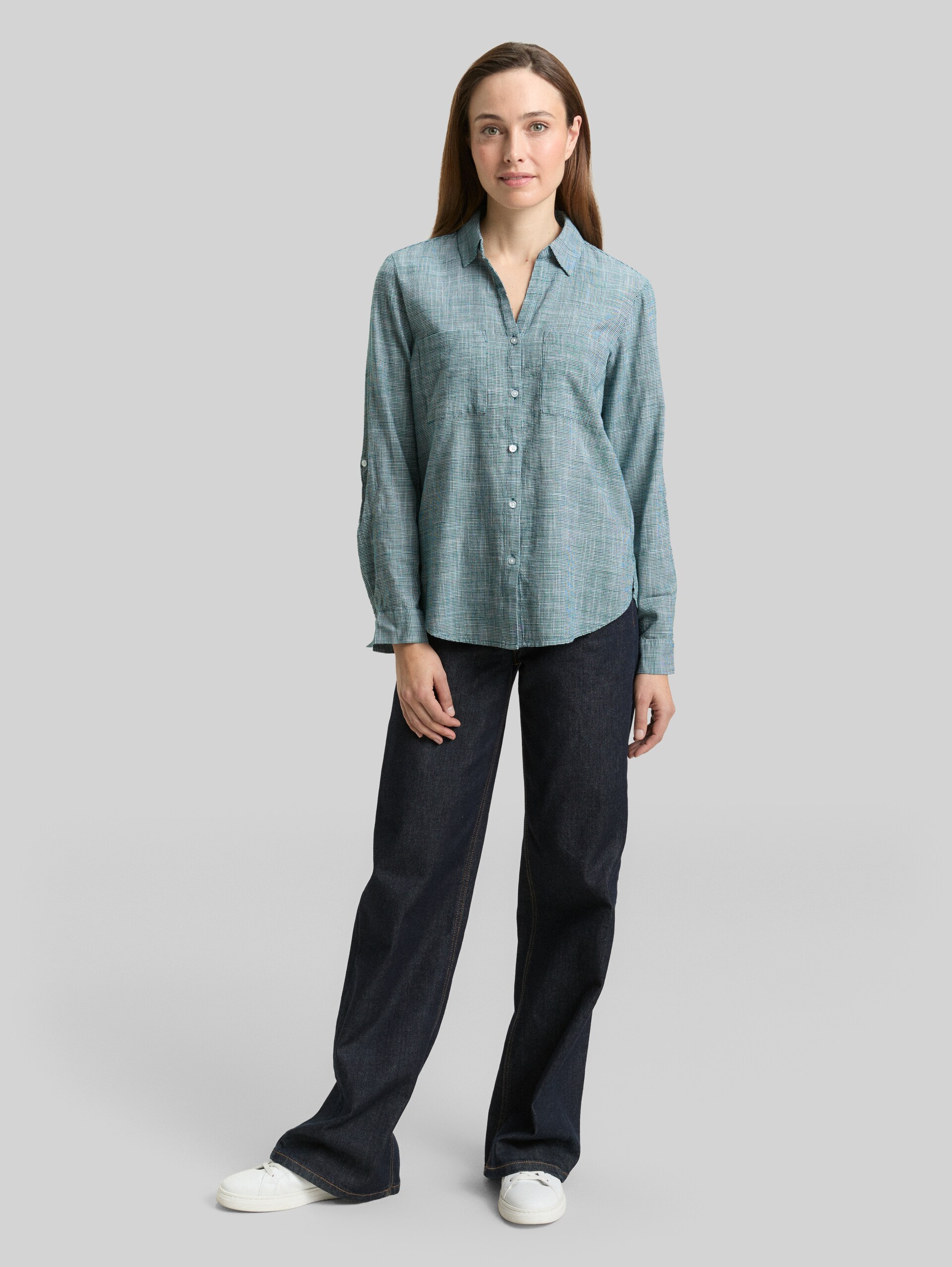 Bluse mit Brusttaschen - Deep Meadow Green - Model-Vorderansicht
