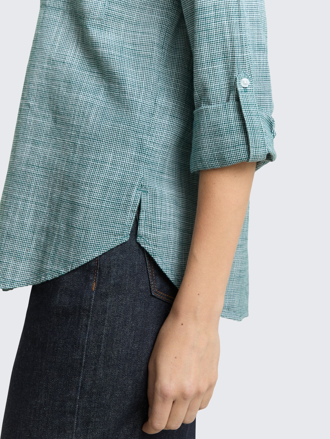 Bluse mit Brusttaschen - Deep Meadow Green - Detail-Model-Ansicht