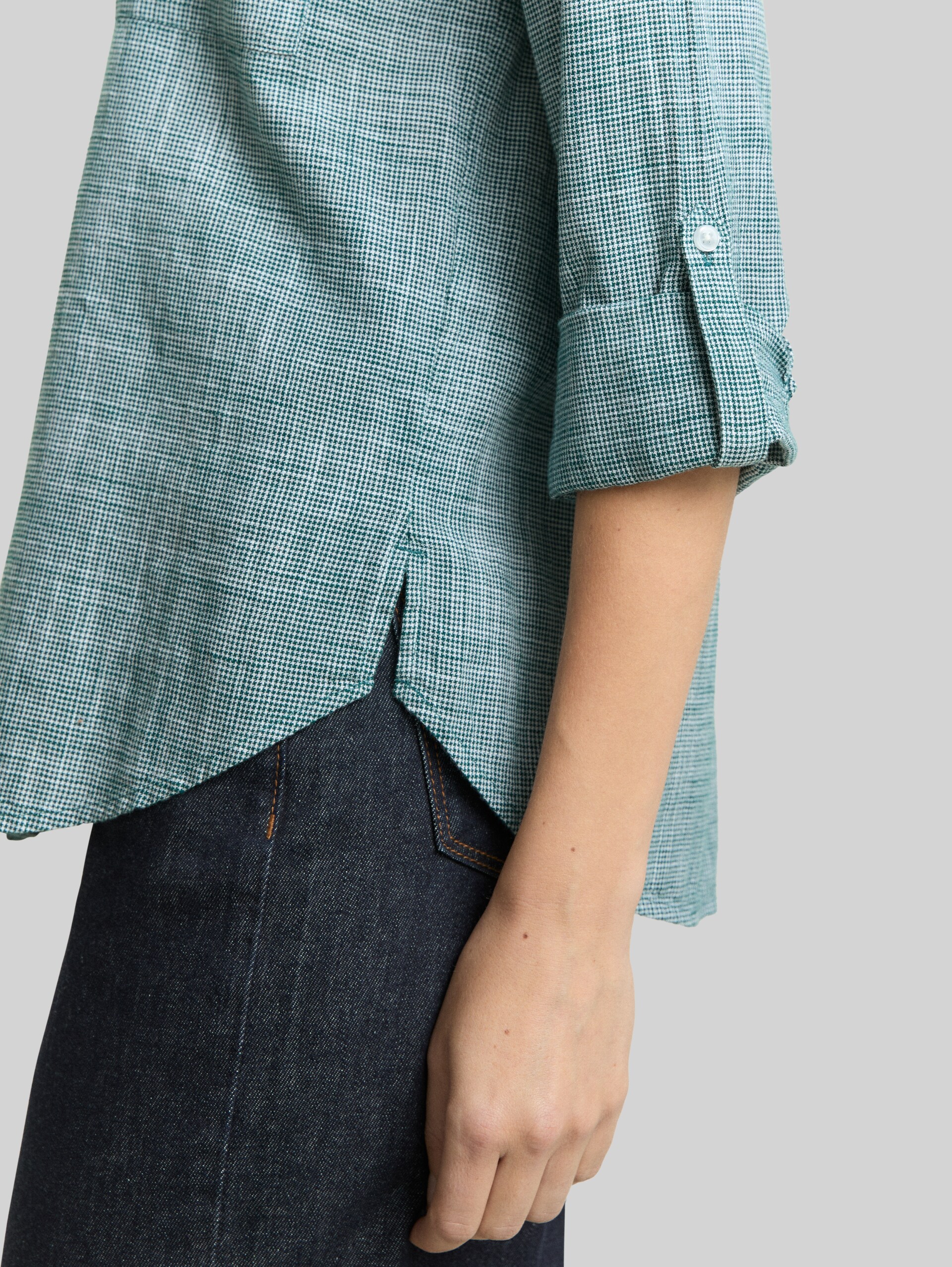 Bluse mit Brusttaschen - Deep Meadow Green - Detail-Model-Ansicht