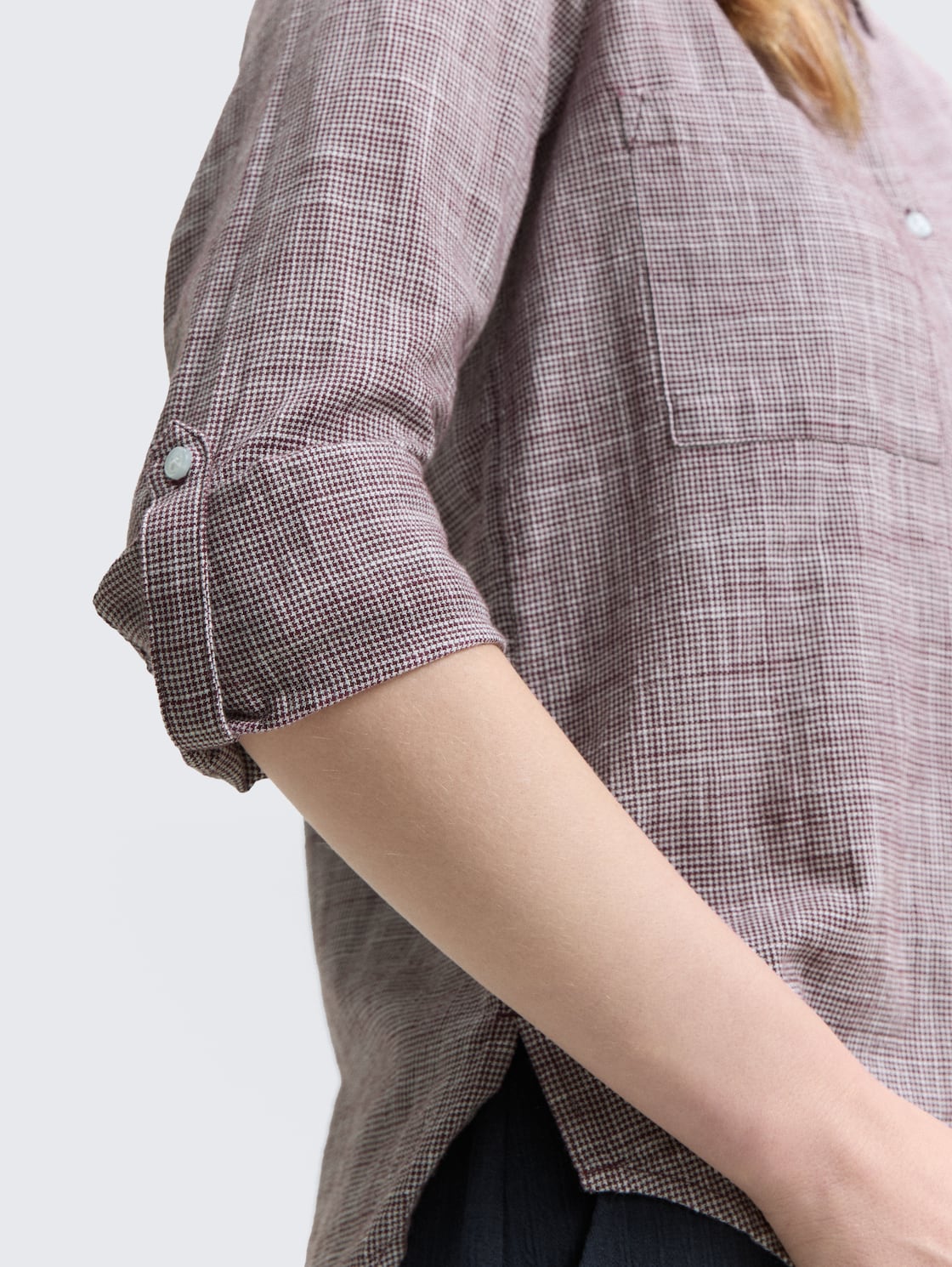 Bluse mit Brusttaschen - bordeaux red - Detail-Model-Ansicht