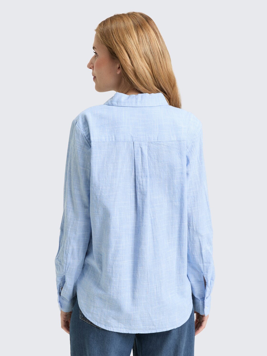 Bluse mit Brusttaschen - dreamy blue - Auschnitt Model-Rückansicht