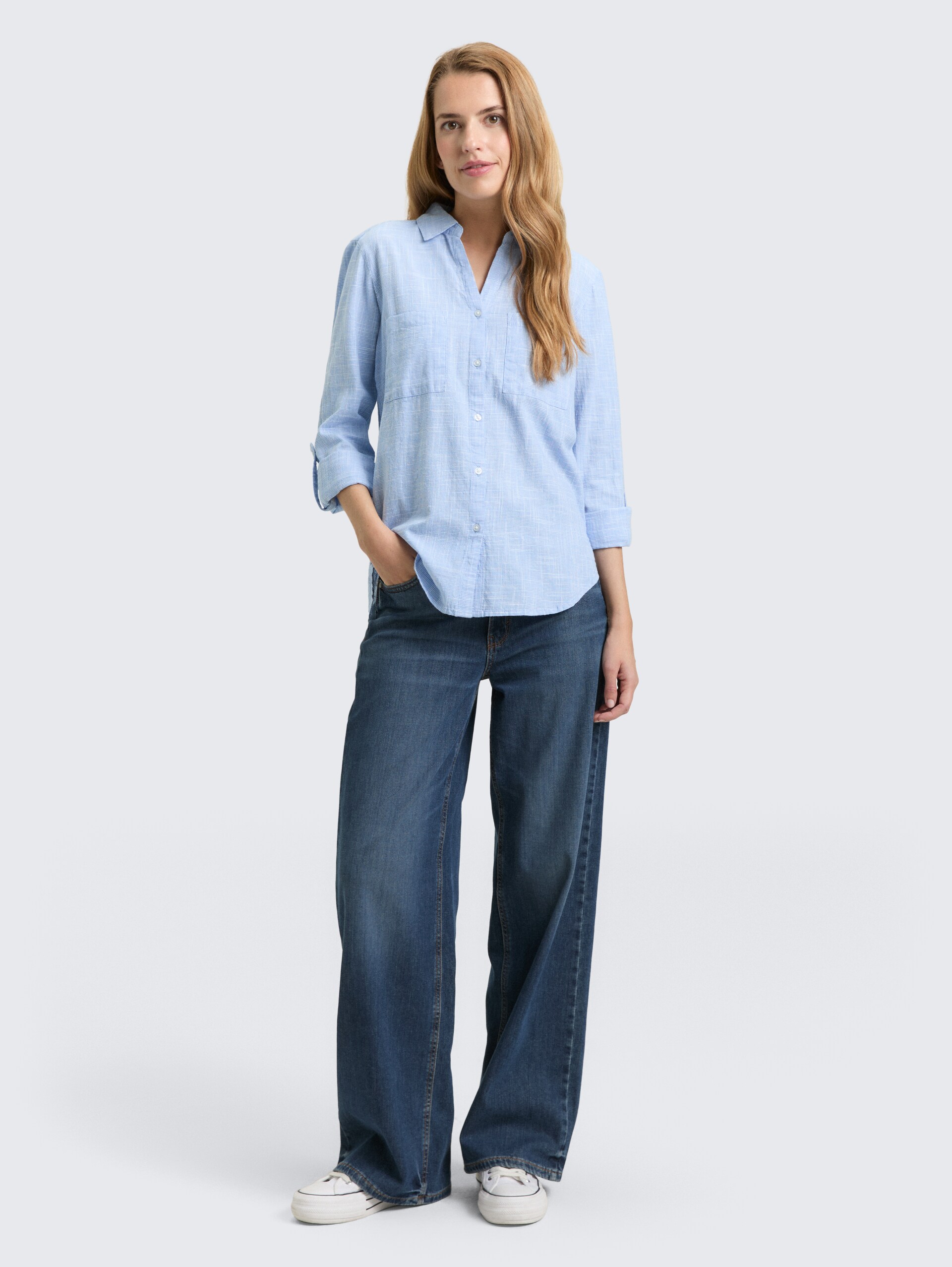 Bluse mit Brusttaschen - dreamy blue - Model-Vorderansicht