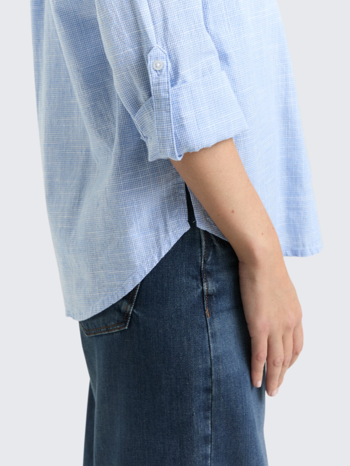 Bluse mit Brusttaschen - dreamy blue - Detail-Model-Ansicht