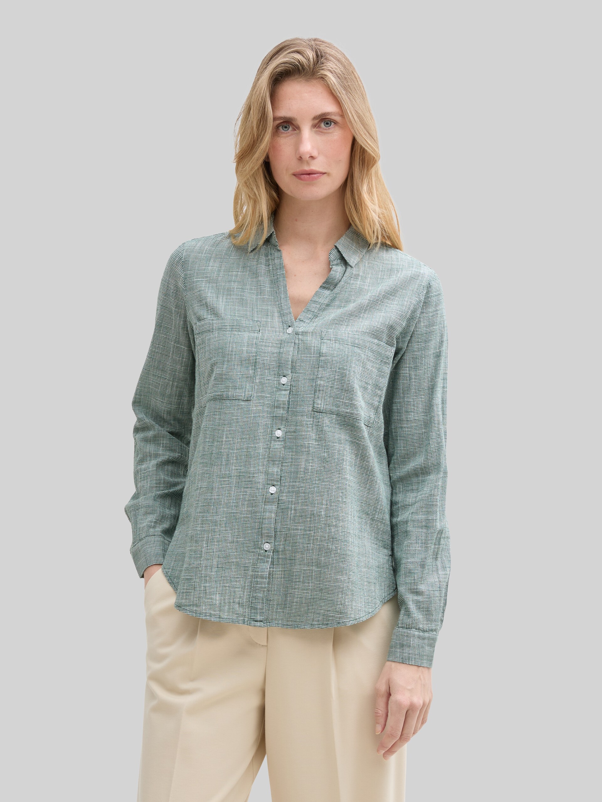 Blouse avec poches poitrine - explorer green - Découpe Vue de face du modèle